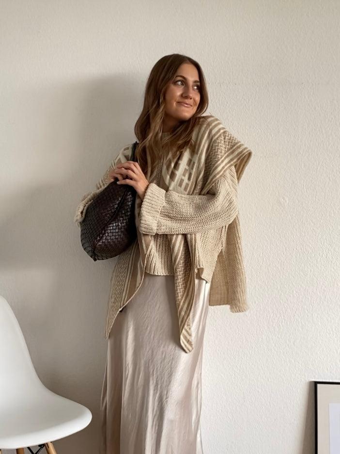 Short Oversize Pulli mit Schlitz in Beige für Damen von Maingold Basics