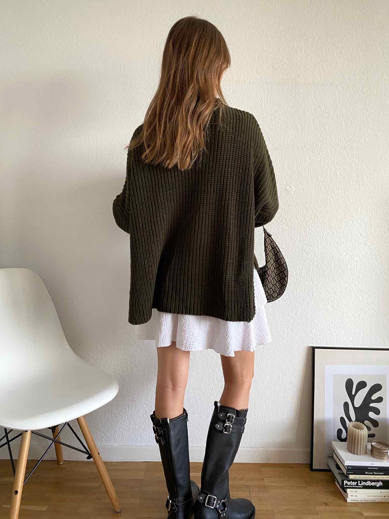 Short Oversize Pulli mit Schlitz in Dark Olive für Damen von Maingold Basics
