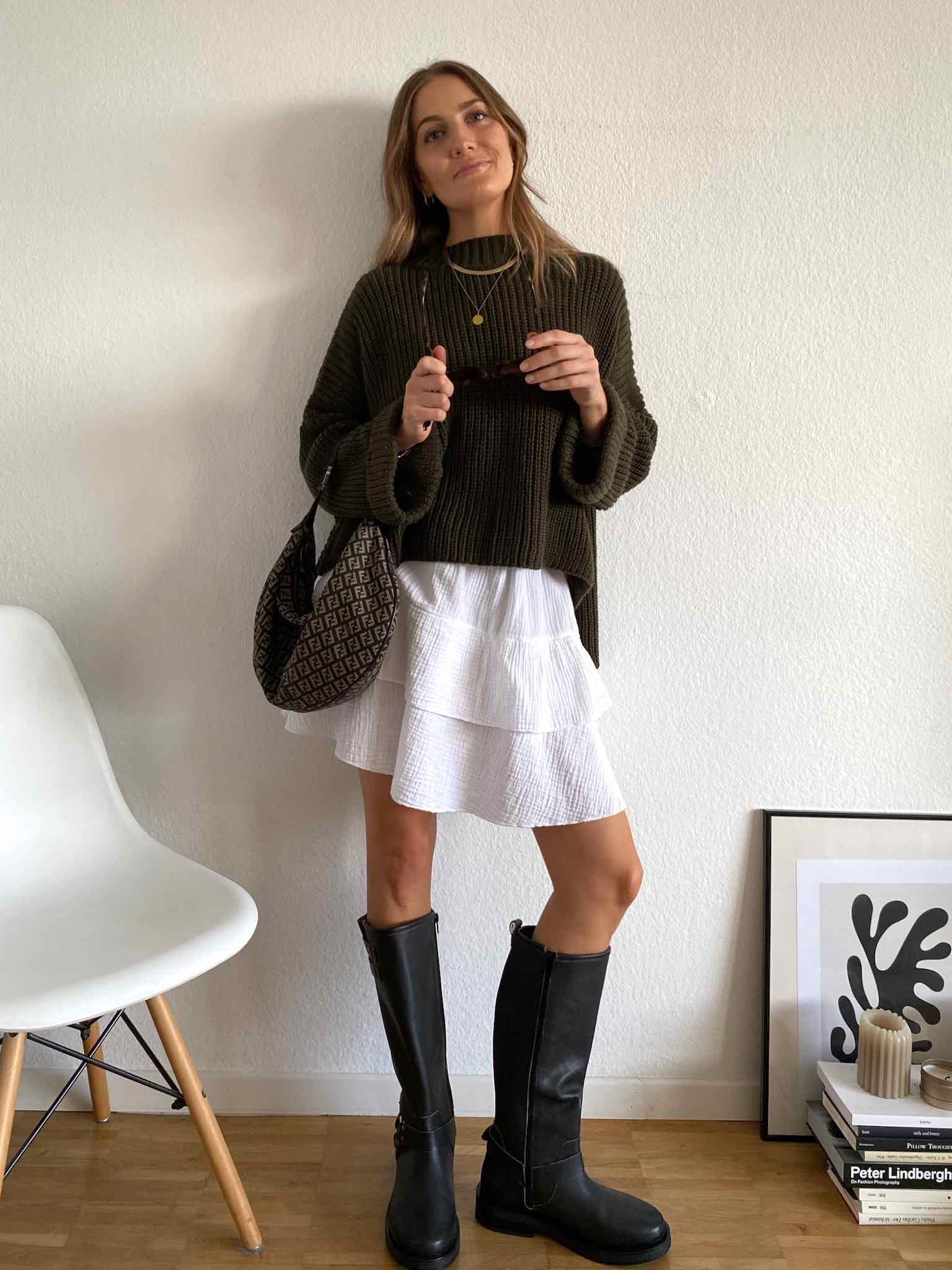 Short Oversize Pulli mit Schlitz in Dark Olive für Damen von Maingold Basics