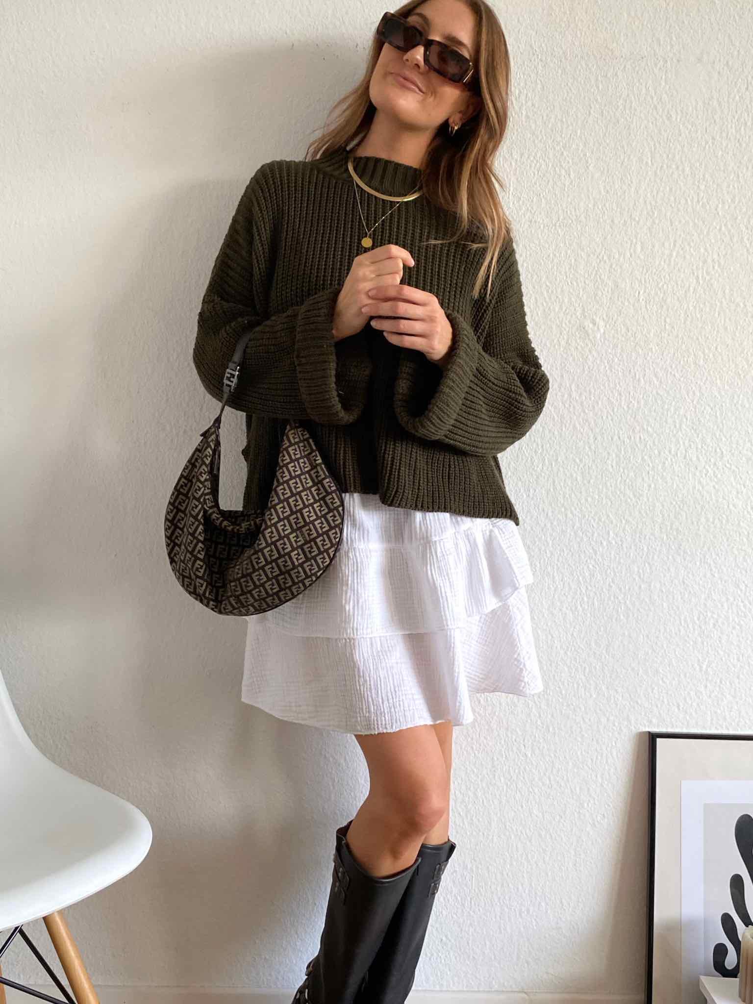Short Oversize Pulli mit Schlitz in Dark Olive für Damen von Maingold Basics