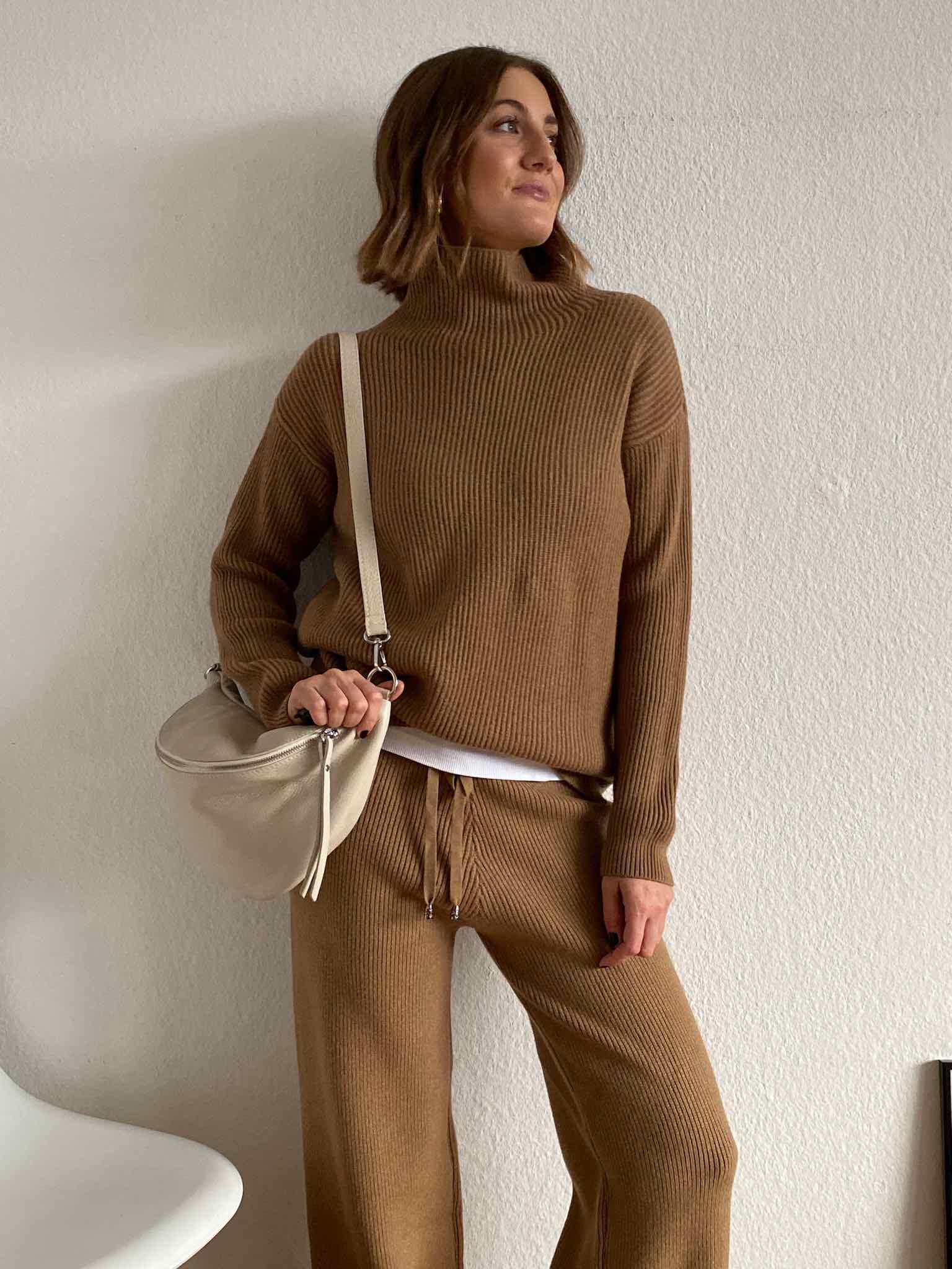 Soft Knit Stehkragen Pullover für Damen in Camel von Maingold Basics