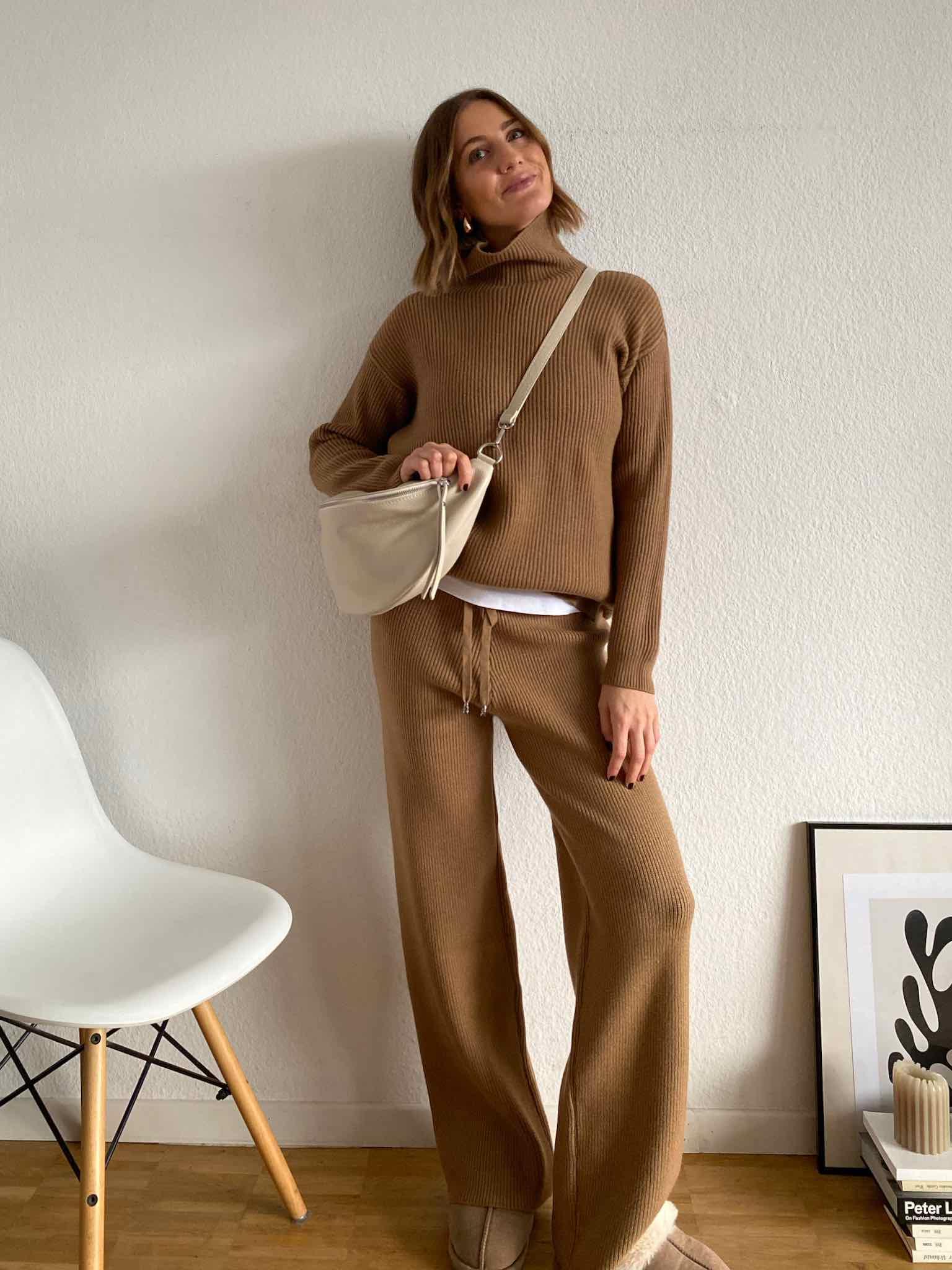 Soft Knit Stehkragen Pullover für Damen in Camel von Maingold Basics