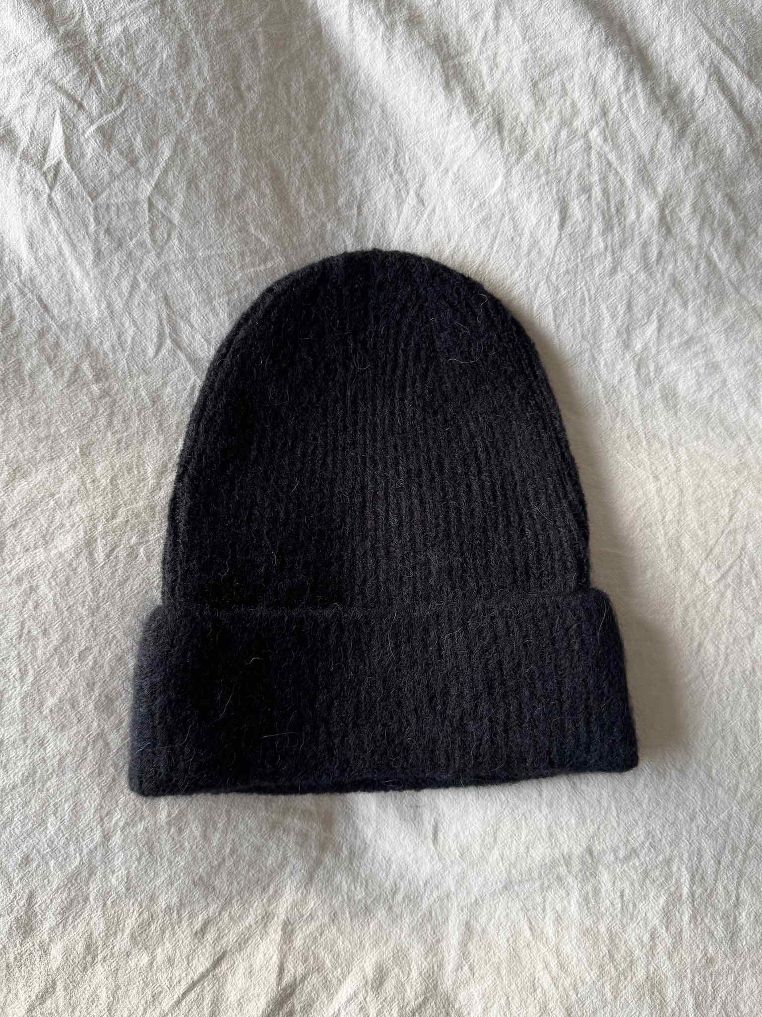 Strickmütze mit Baby Alpaka für Damen in Black von Maingold Basics