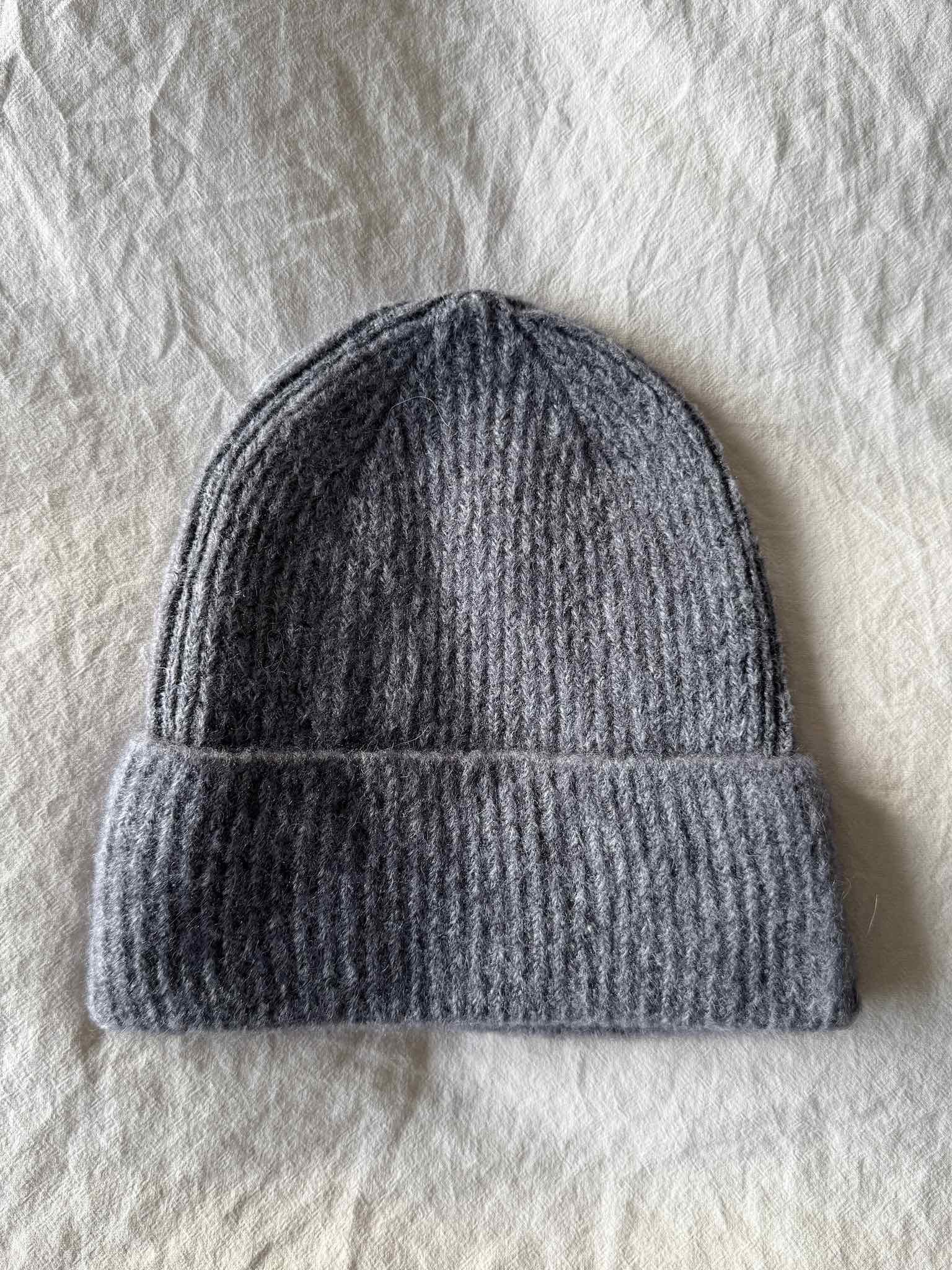 Strickmütze mit Baby Alpaka für Damen in Dark Grey von Maingold Basics