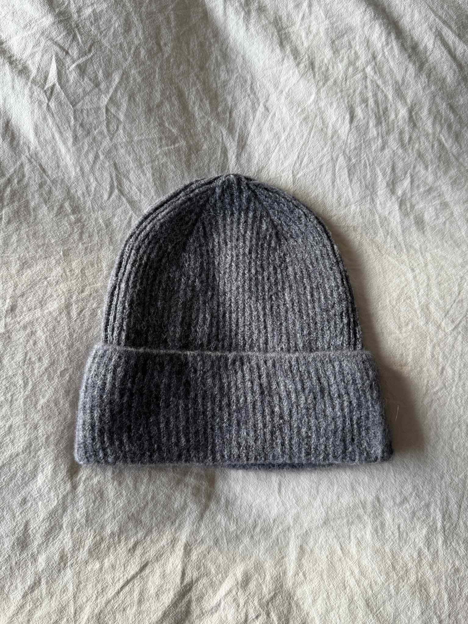 Strickmütze mit Baby Alpaka für Damen in Dark Grey von Maingold Basics