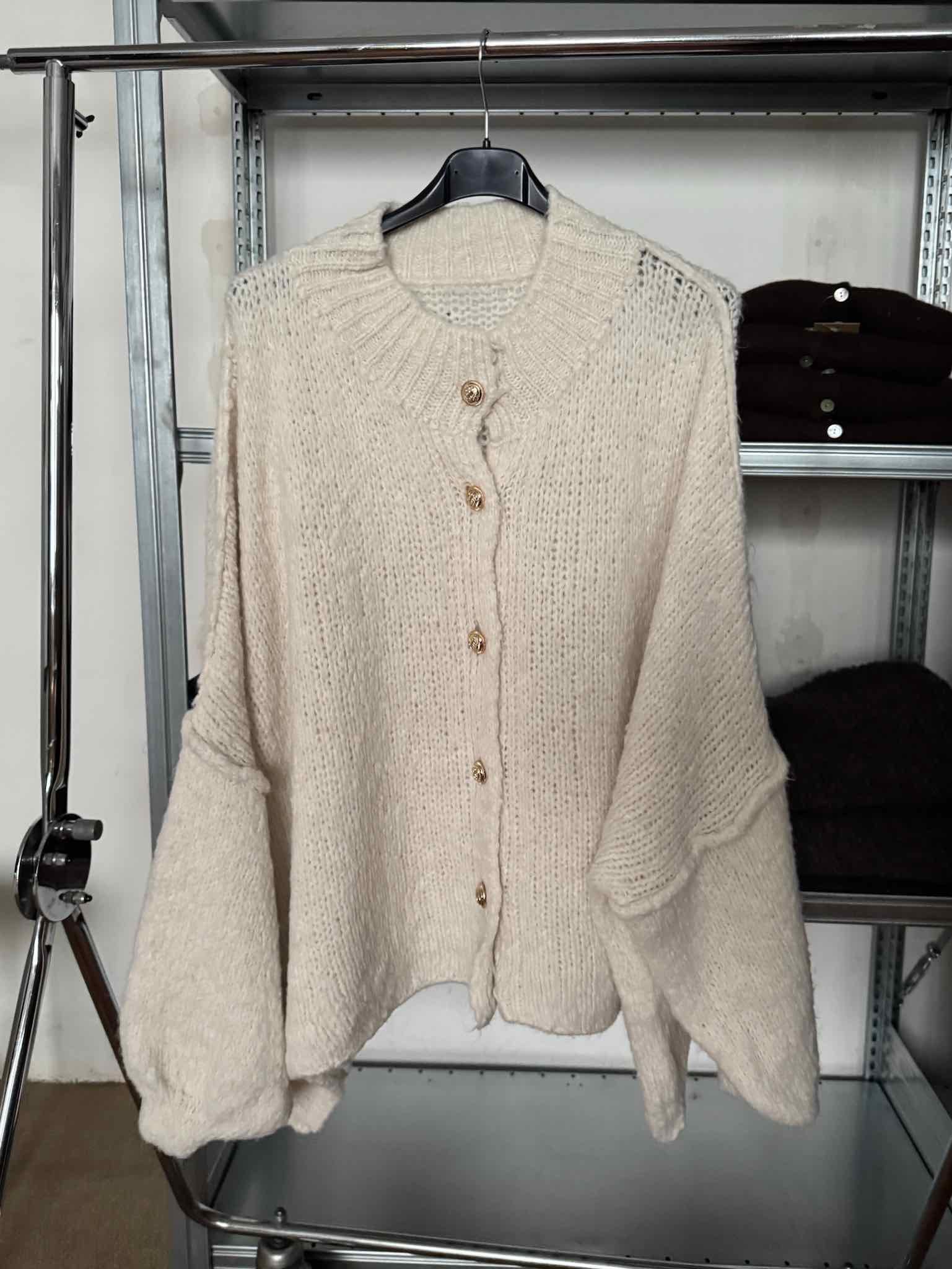 Super Oversize Cardigan mit Goldknöpfen für Damen in Creme von Maingold Basics