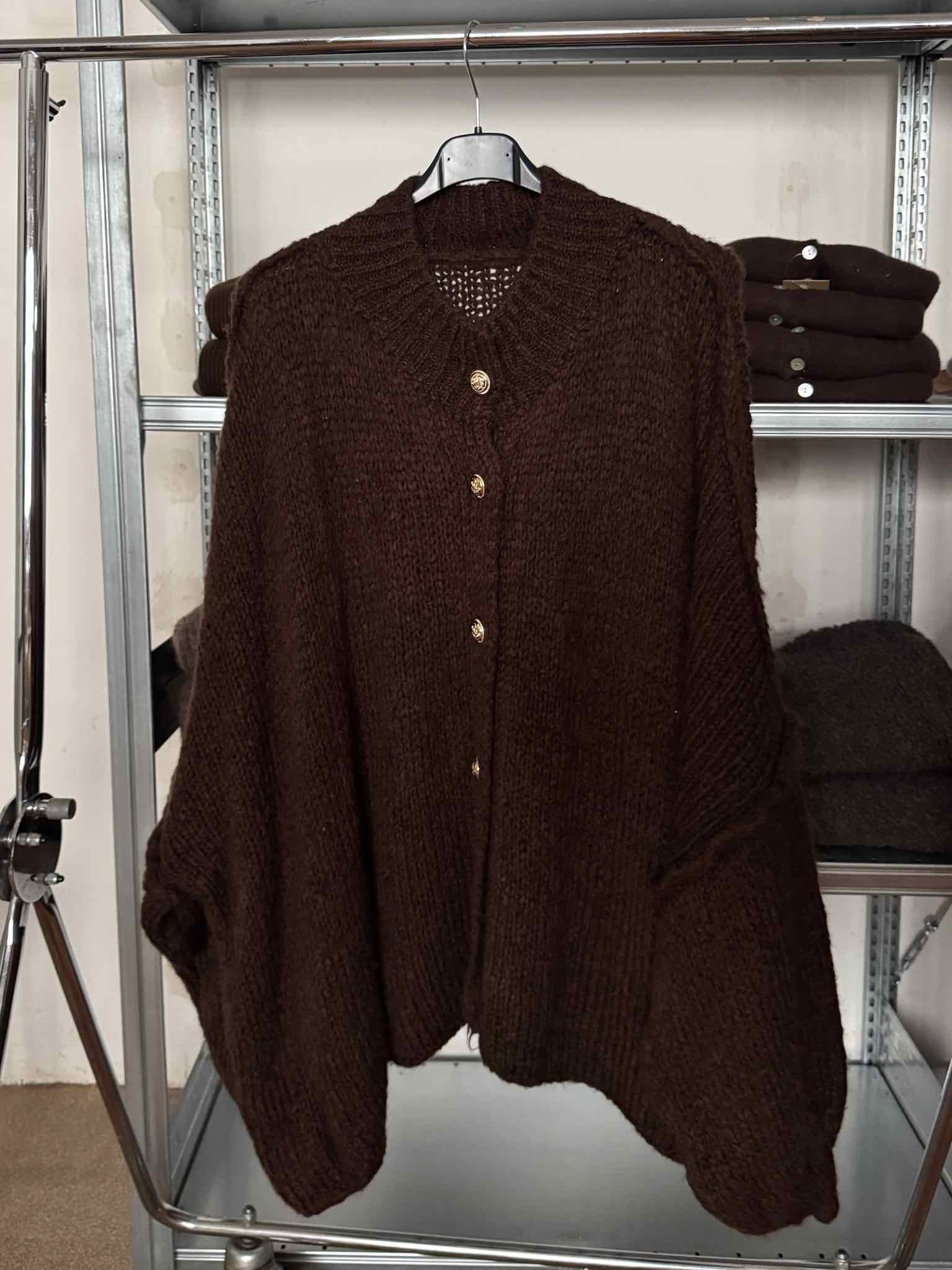 Super Oversize Cardigan mit Goldknöpfen für Damen in Schokobraun von Maingold Basics