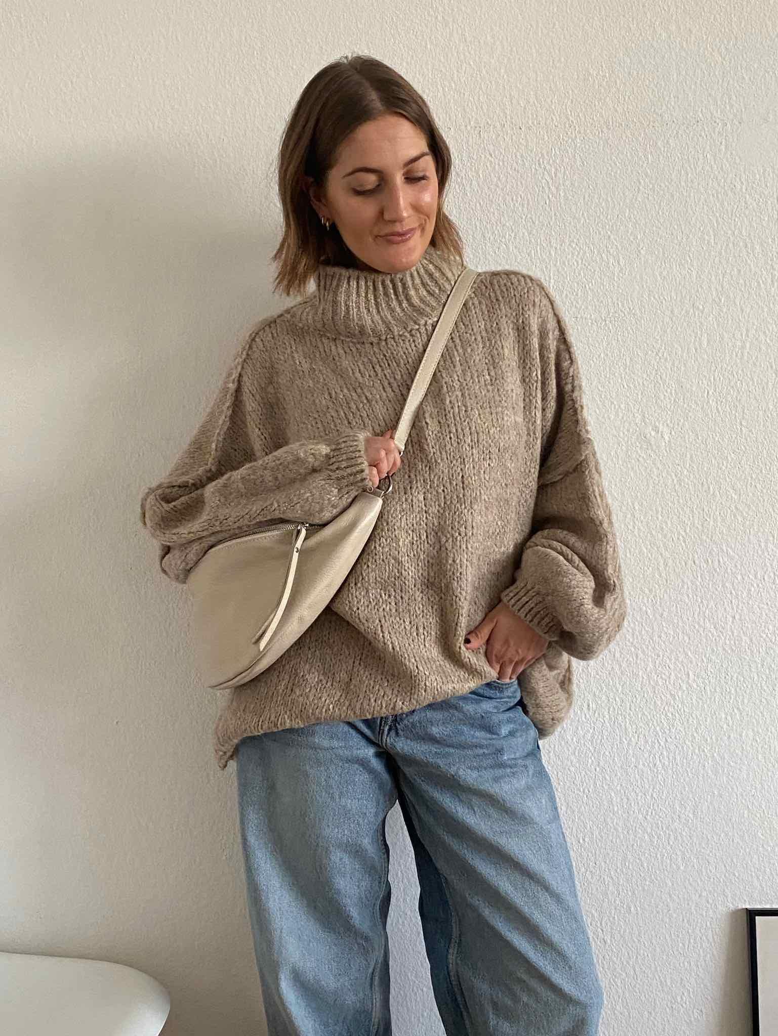 Super Oversized Kuschel Pullover für Damen in Dark Beige von Maingold Basics