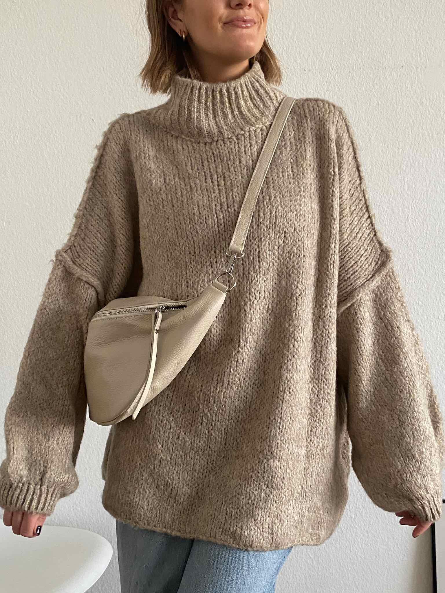 Super Oversized Kuschel Pullover für Damen in Dark Beige von Maingold Basics
