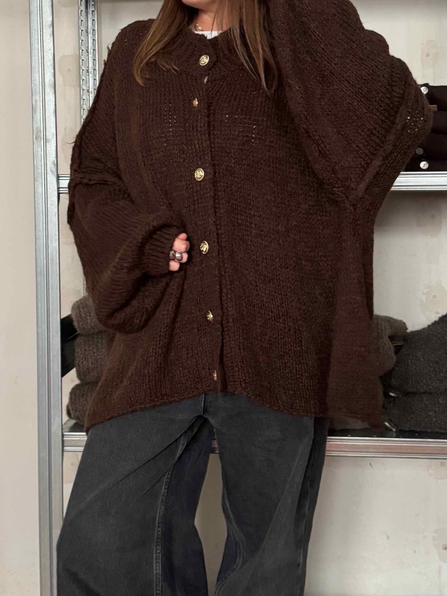Super Oversize Cardigan mit Goldknöpfen für Damen in Schokobraun von Maingold Basics