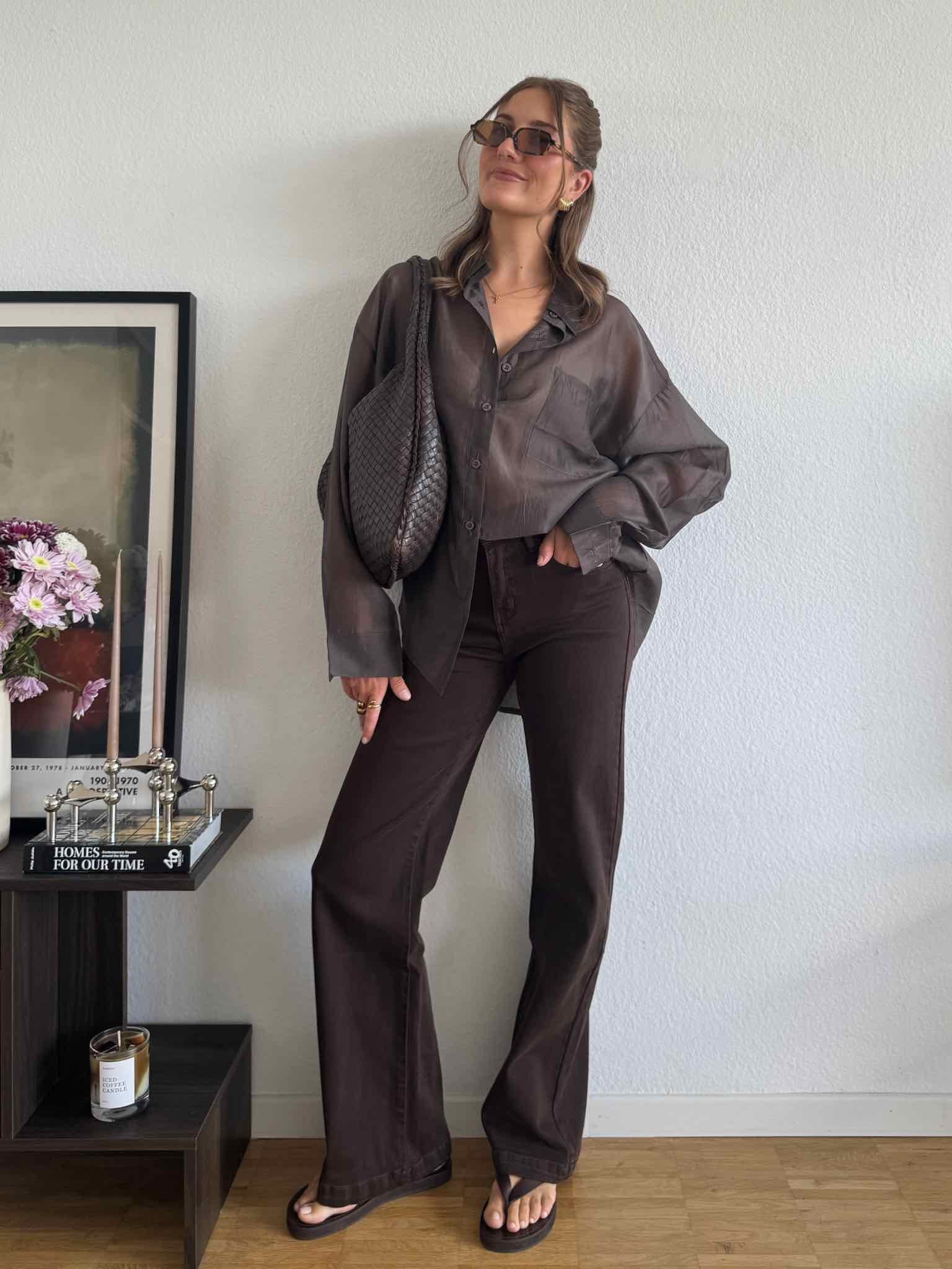 Transparente Oversize Bluse in Dark Taupe von Maingold Basics