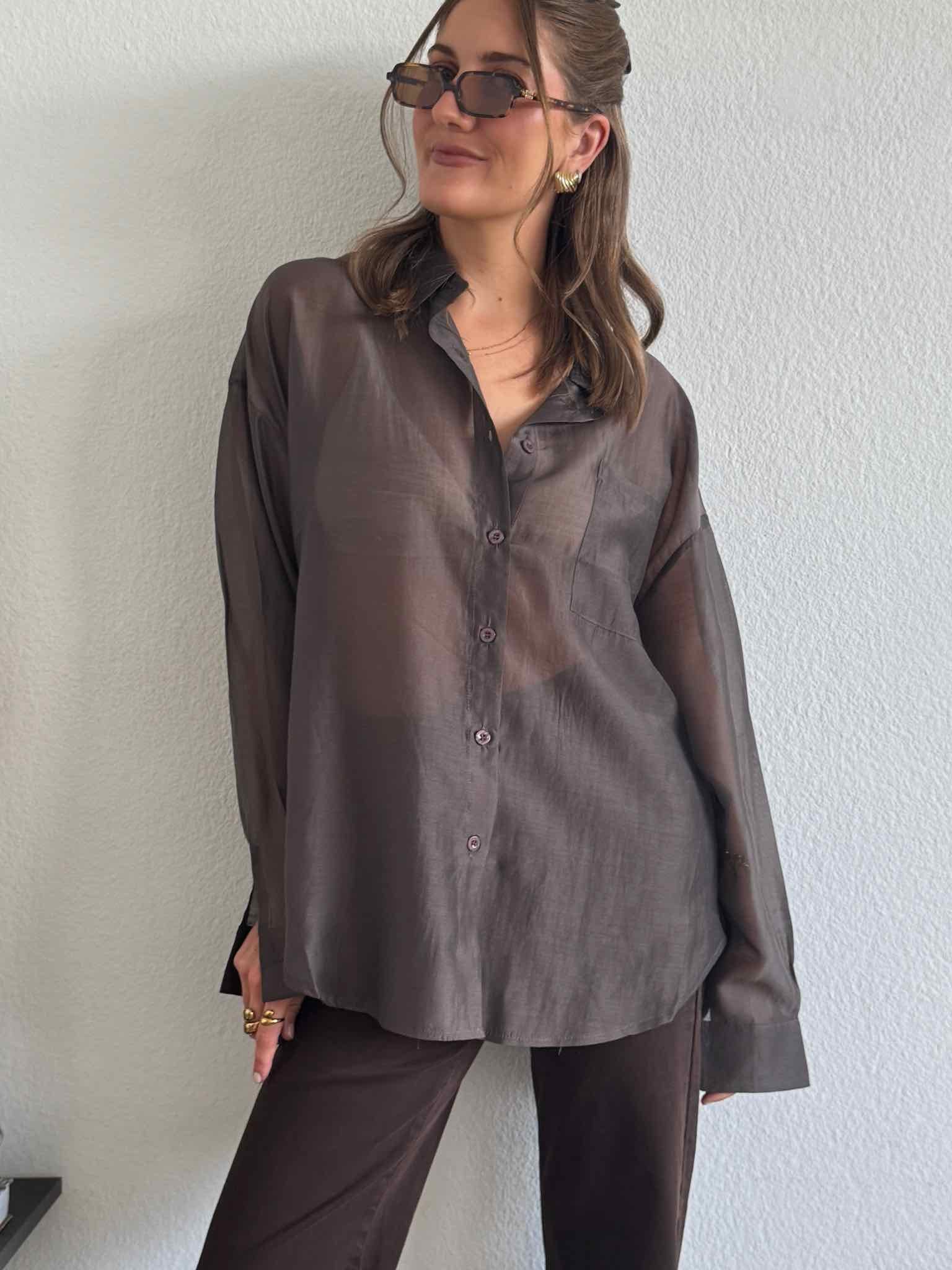 Transparente Oversize Bluse in Dark Taupe von Maingold Basics