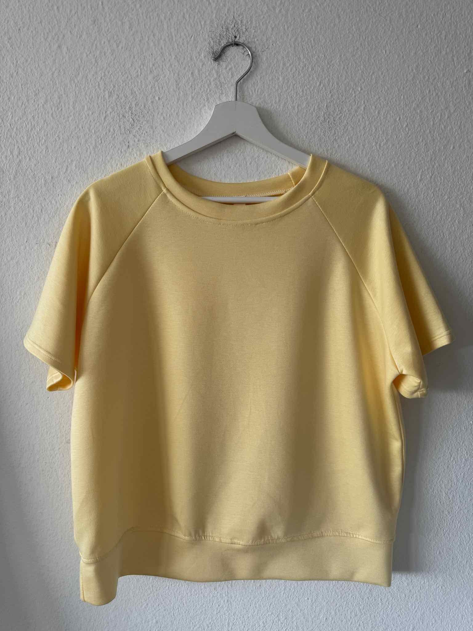 Viskose T-Shirt für Damen in Butter Yellow von Maingold Basics