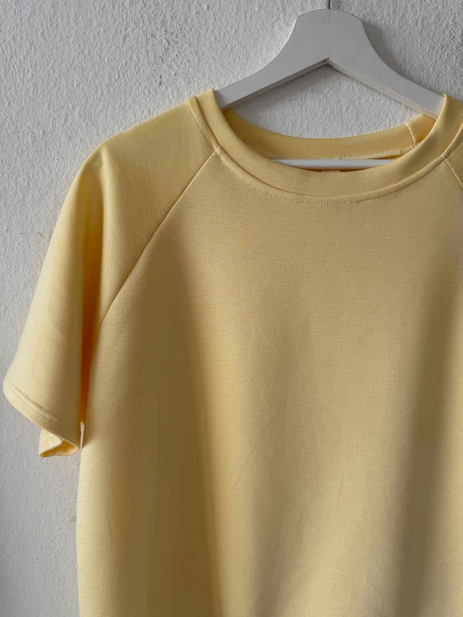 Viskose T-Shirt für Damen in Butter Yellow von Maingold Basics