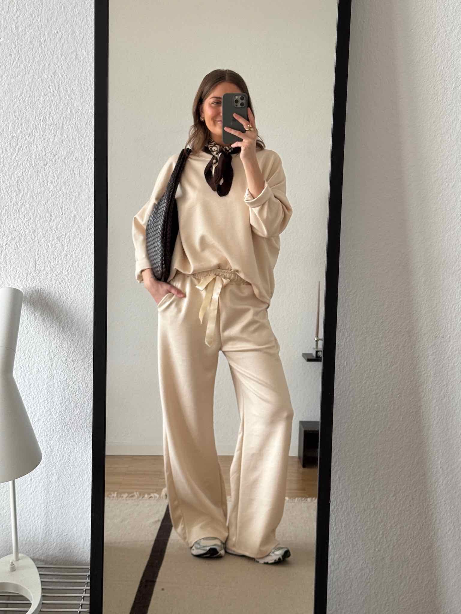 Viskose Track Pants mit Satinband für Damen in Vanilla Cream von Maingold Basics