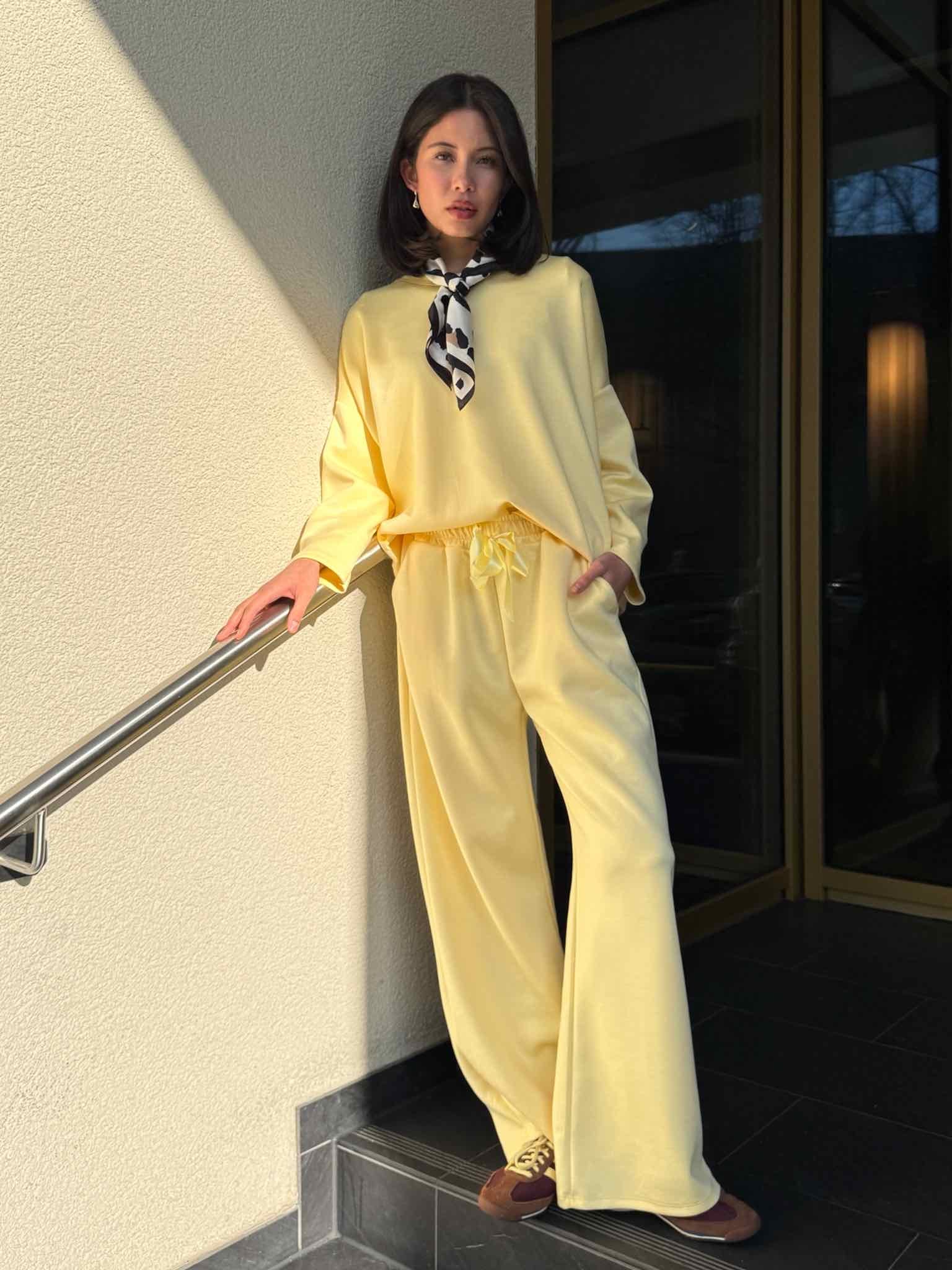 Viskose Track Pants mit Satinband für Damen in Butter Yellow von Maingold Basics
