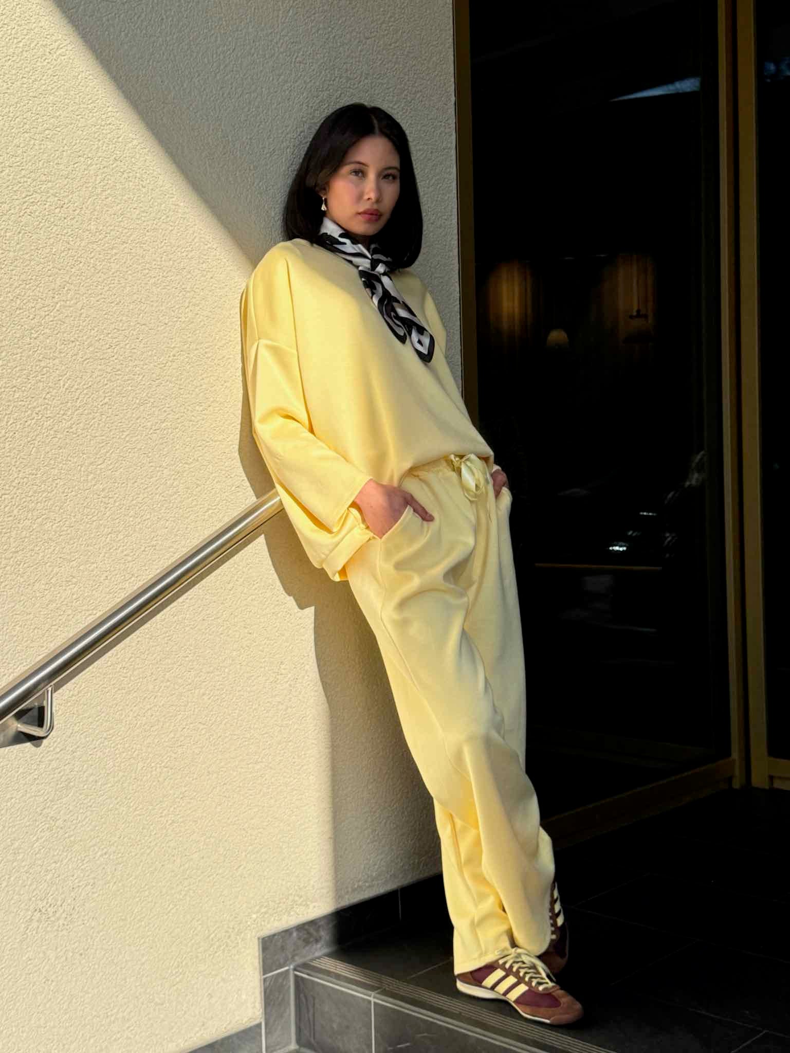 Viskose Track Pants mit Satinband für Damen in Butter Yellow von Maingold Basics