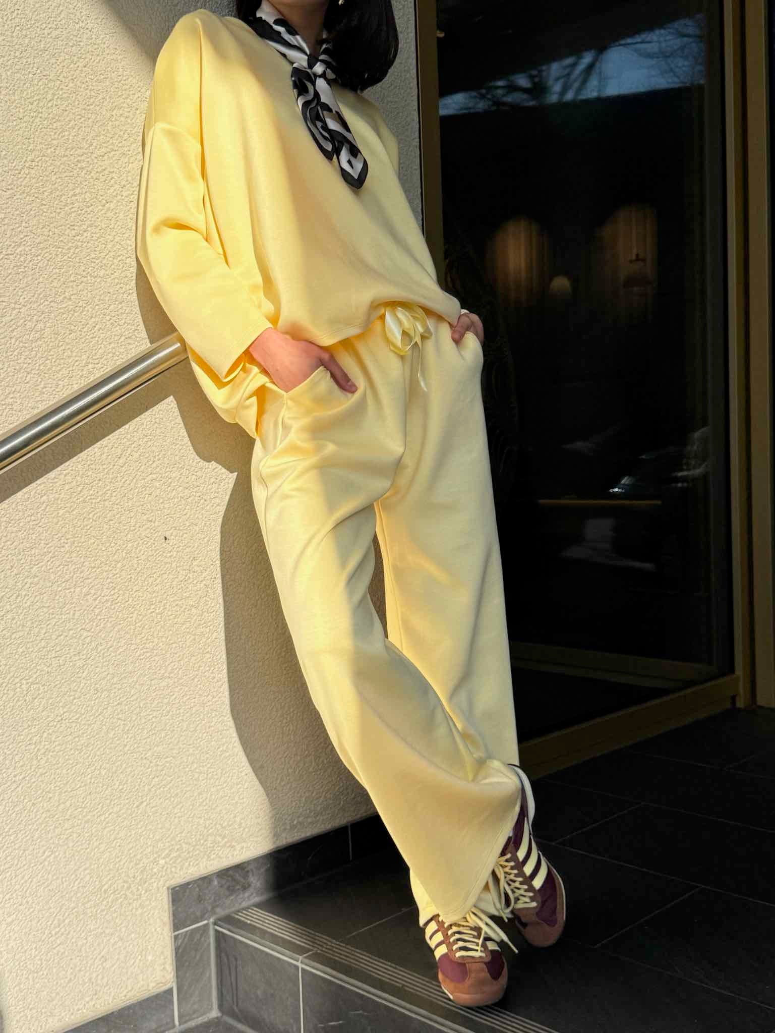 Viskose Track Pants mit Satinband für Damen in Butter Yellow von Maingold Basics