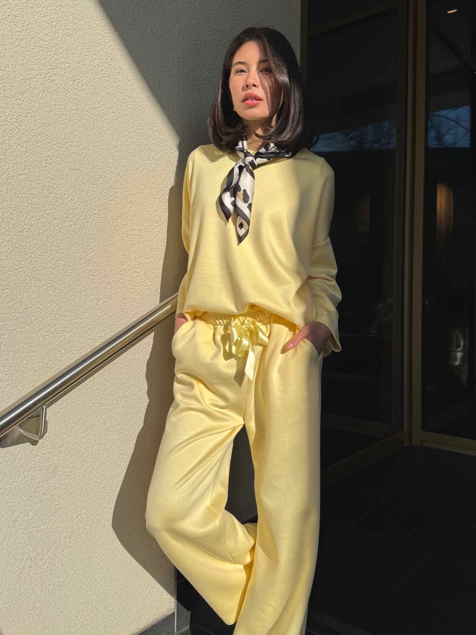 Viskose Track Pants mit Satinband für Damen in Butter Yellow von Maingold Basics