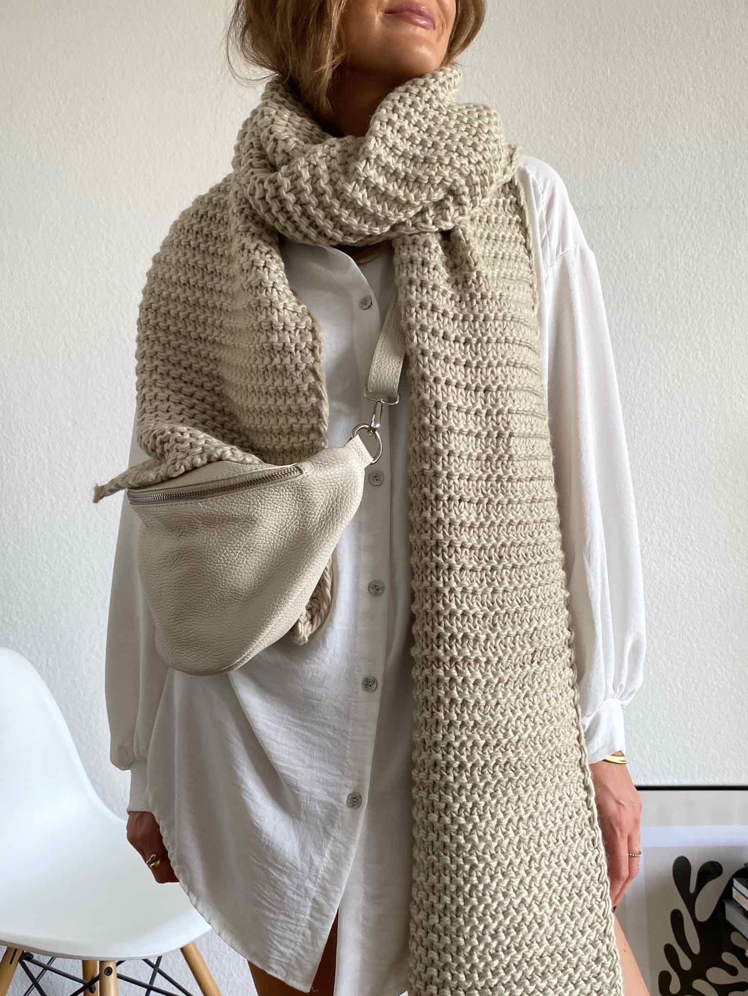 XL Knit Scarf für Damen in Greige von maingoldbasics.de