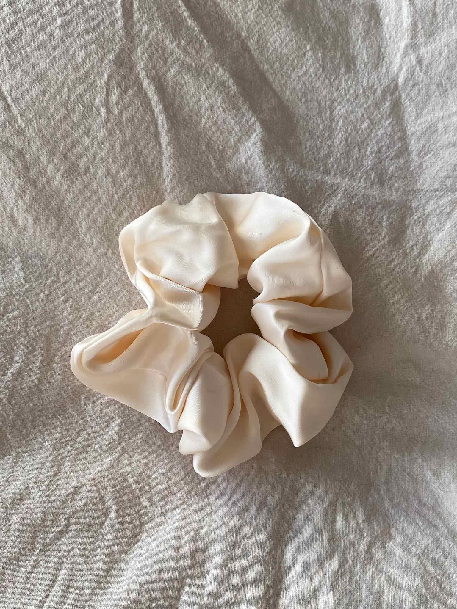 XL Silk Scrunchie für Damen in Creme von Maingold Basics