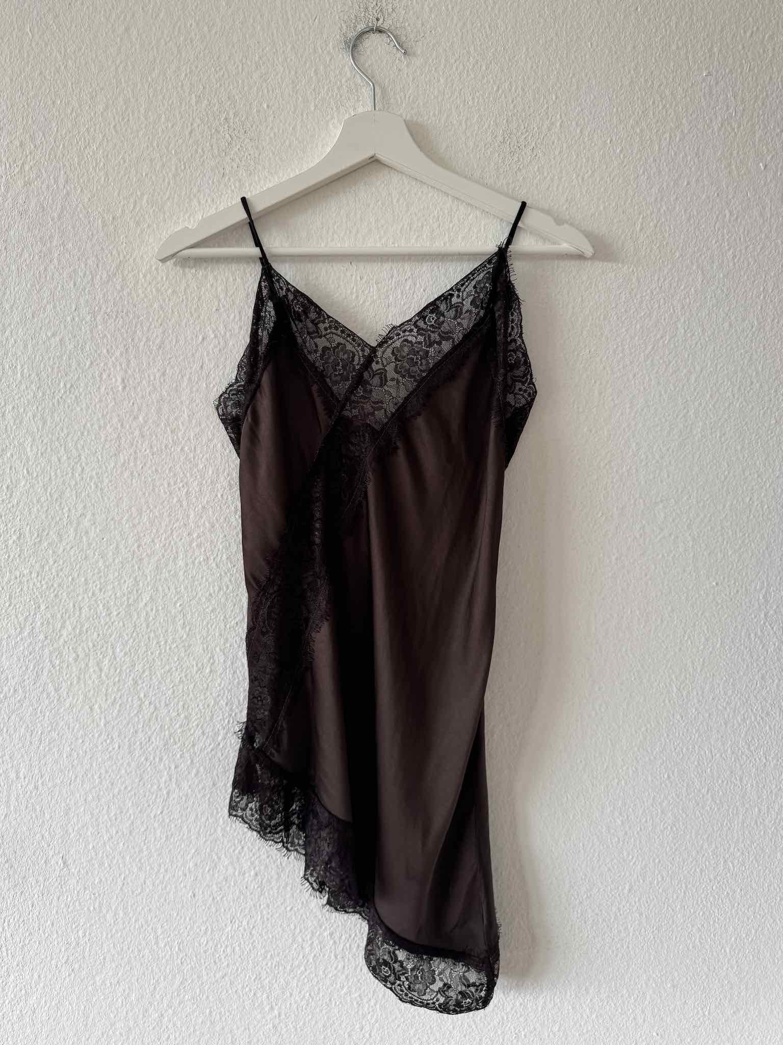 Asymmetrisches Top mit Spitze für Damen in Dark Chocolate von Maingold Basics