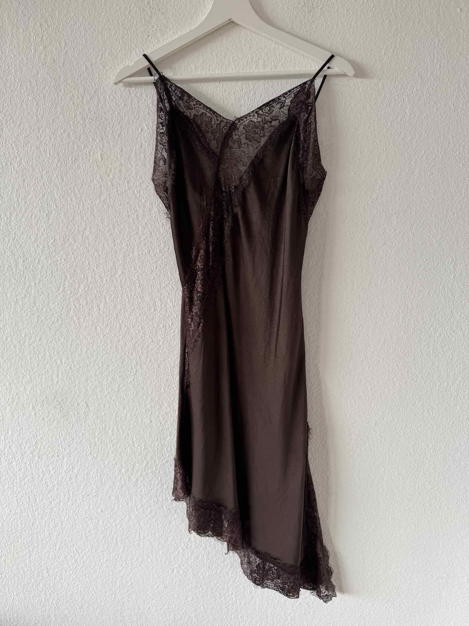Asymmetrisches Satin Kleid mit Spitze für Damen in Chocolate von Maingold Basics