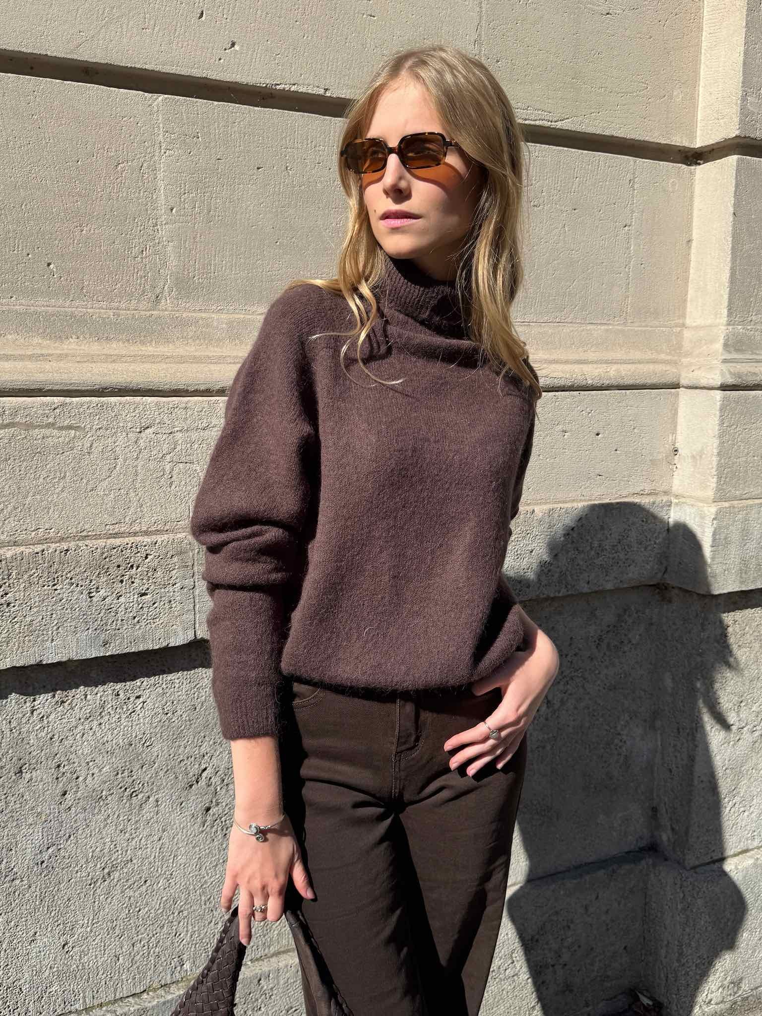 Baby Alpaka Rollkragenpullover für Damen in Chocolate von Maingold Basics