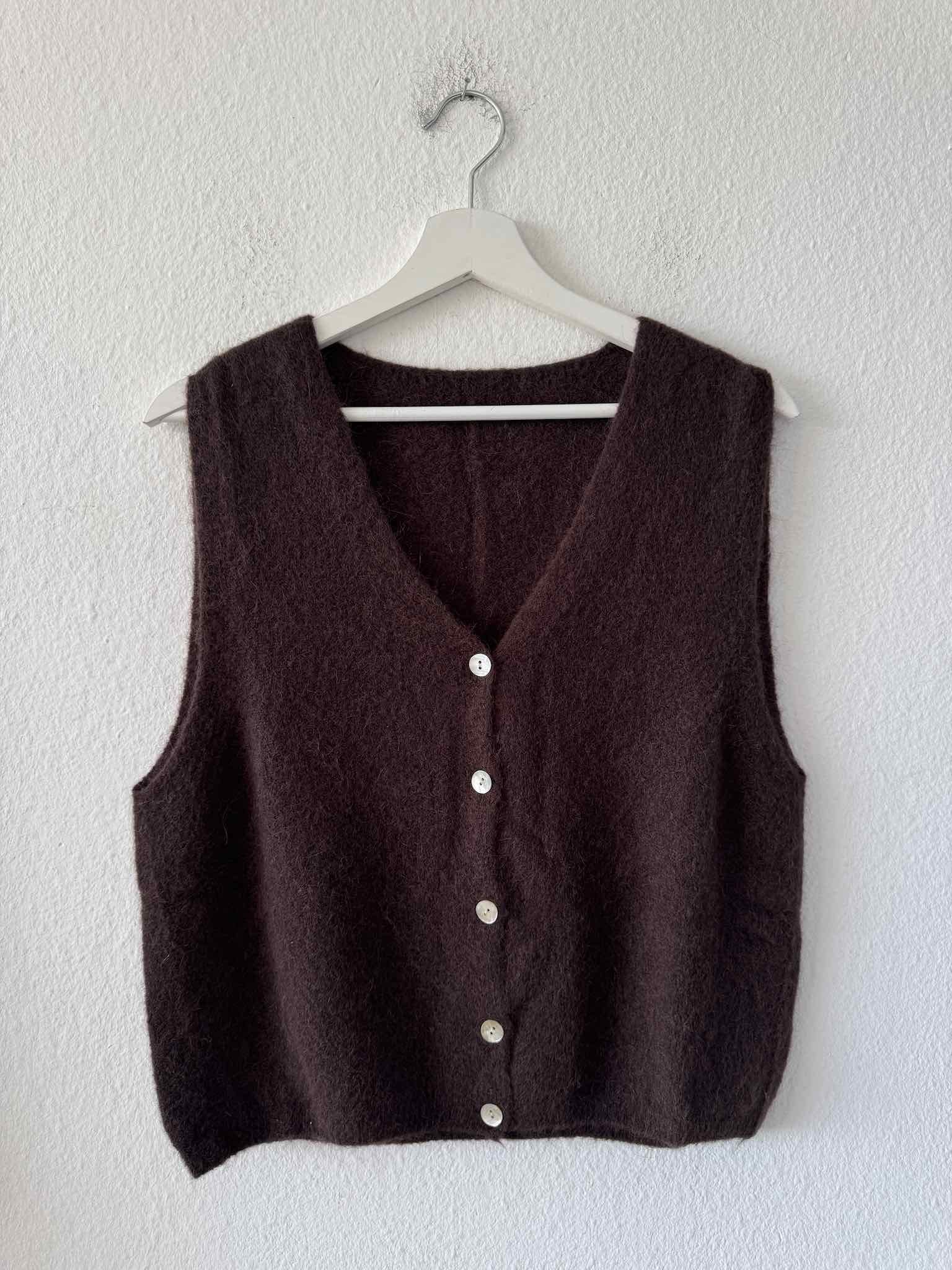 Baby Alpaka Weste V-Neck für Damen in Chocolate von Maingold Basics
