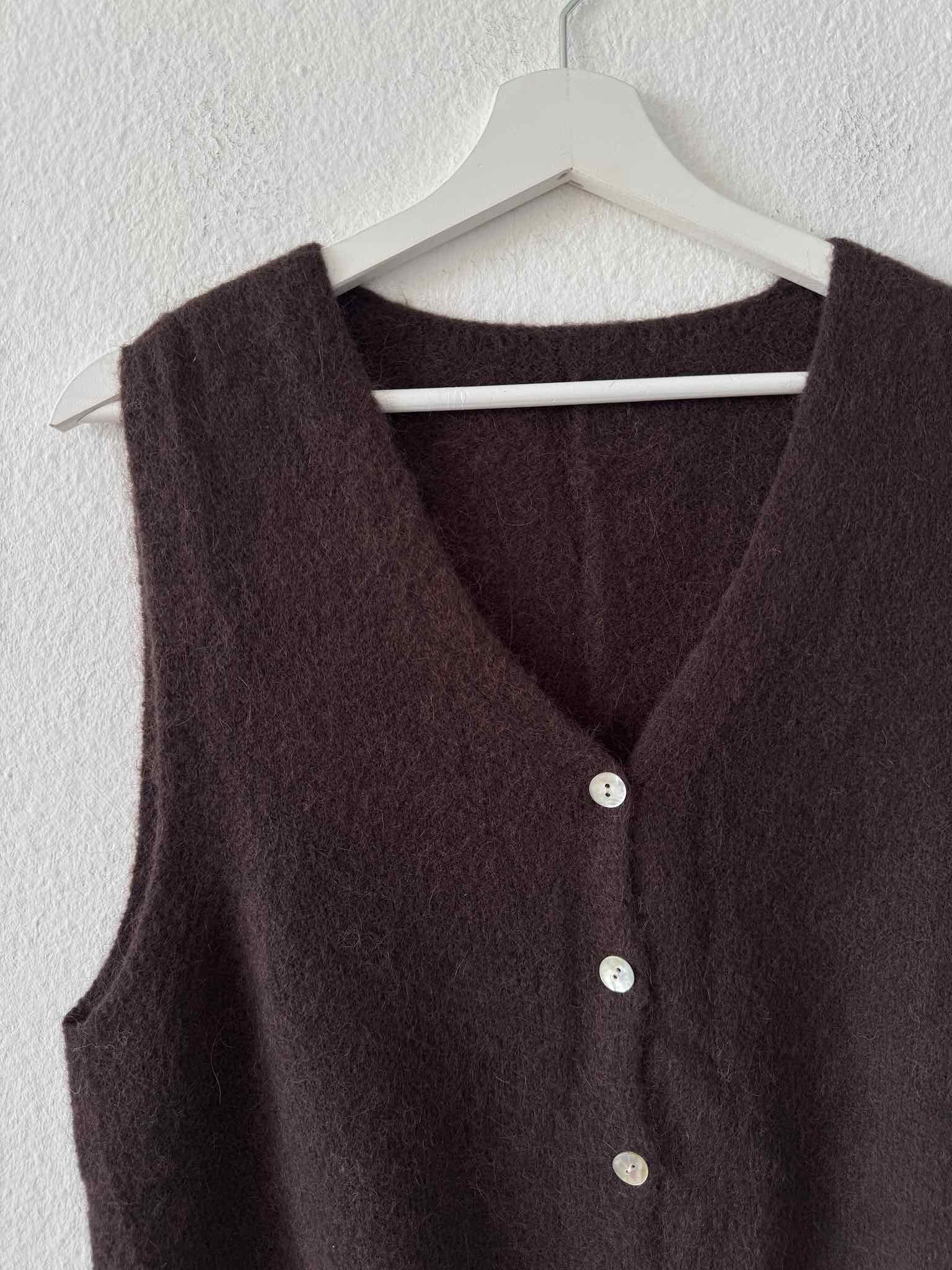 Baby Alpaka Weste V-Neck für Damen in Chocolate von Maingold Basics