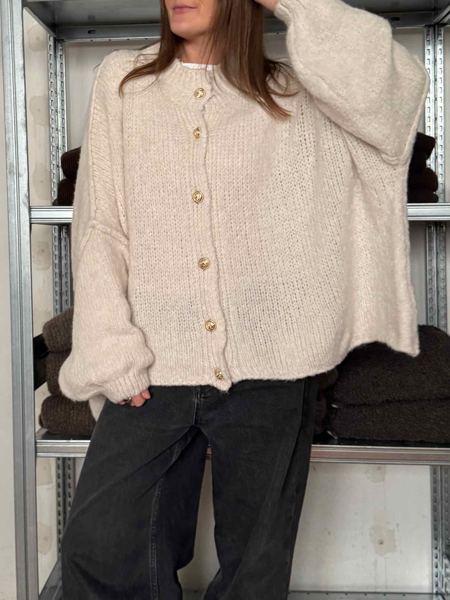 Super Oversize Cardigan mit Goldknöpfen für Damen in Creme von Maingold Basics