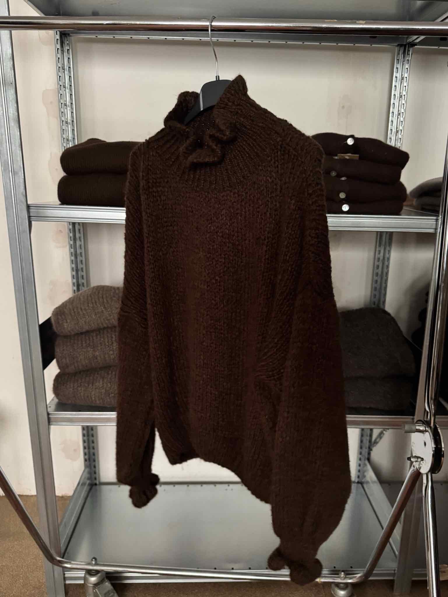 Kuschel Pullover mit Rüschenkragen für Damen in Schokobraun von Maingold Basics