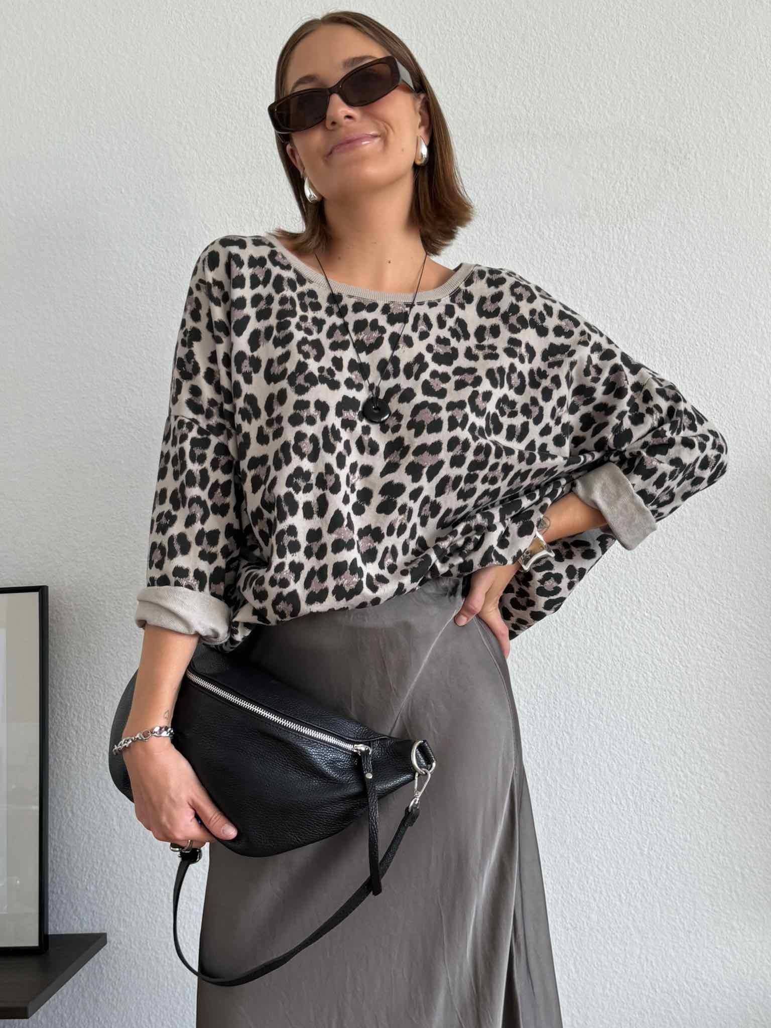 Leichtes Sweatshirt für Damen in Leo Print von Maingold Basics