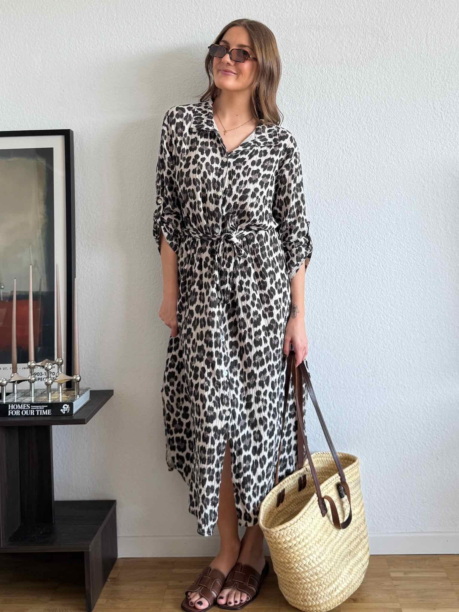 Maxi Musselin Kleid mit Perlmutknöpfen für Damen in Leo Print