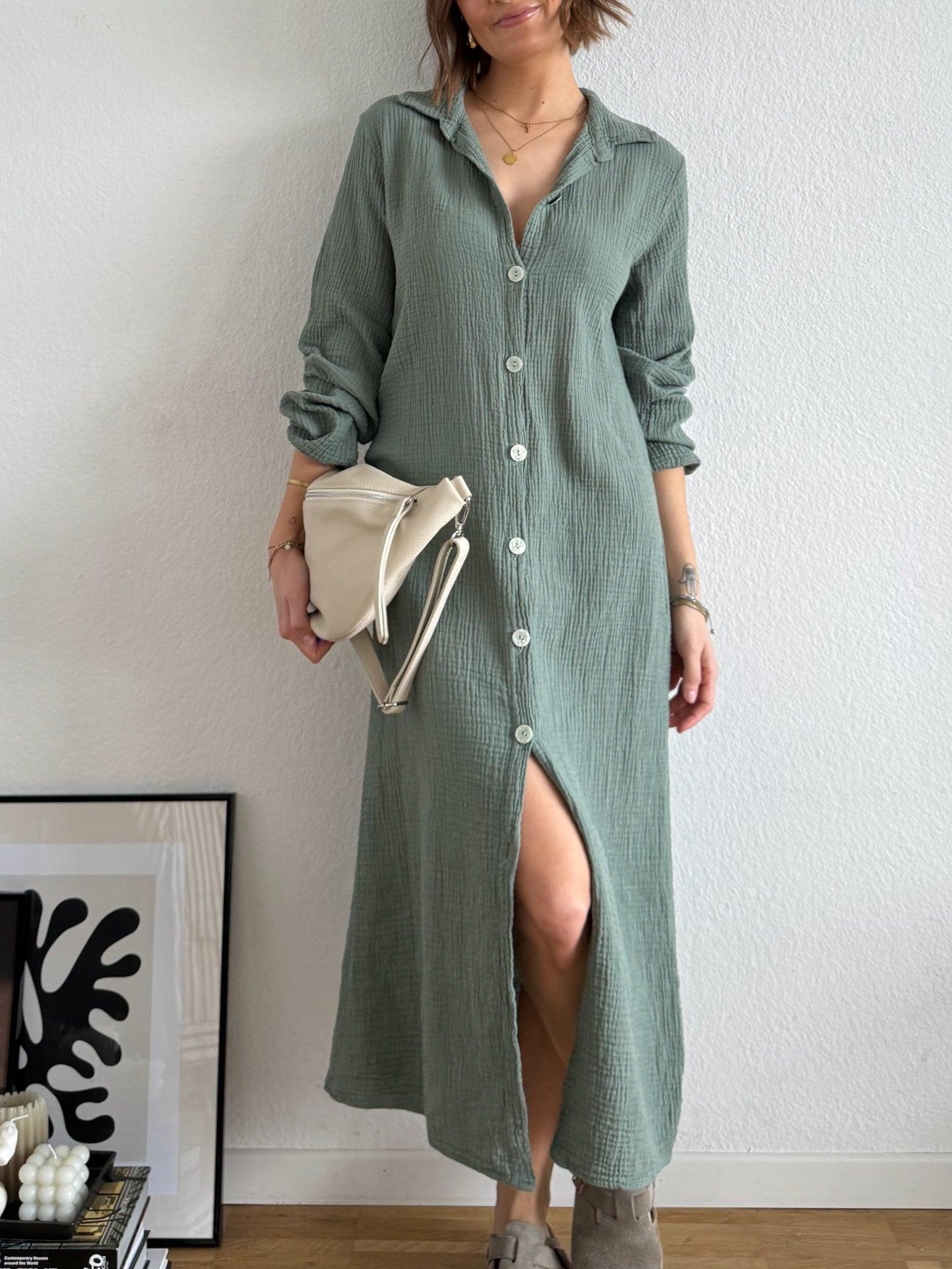 Maxi Musselin Kleid mit Perlmutknöpfen für Damen in Olive von Maingold Basics