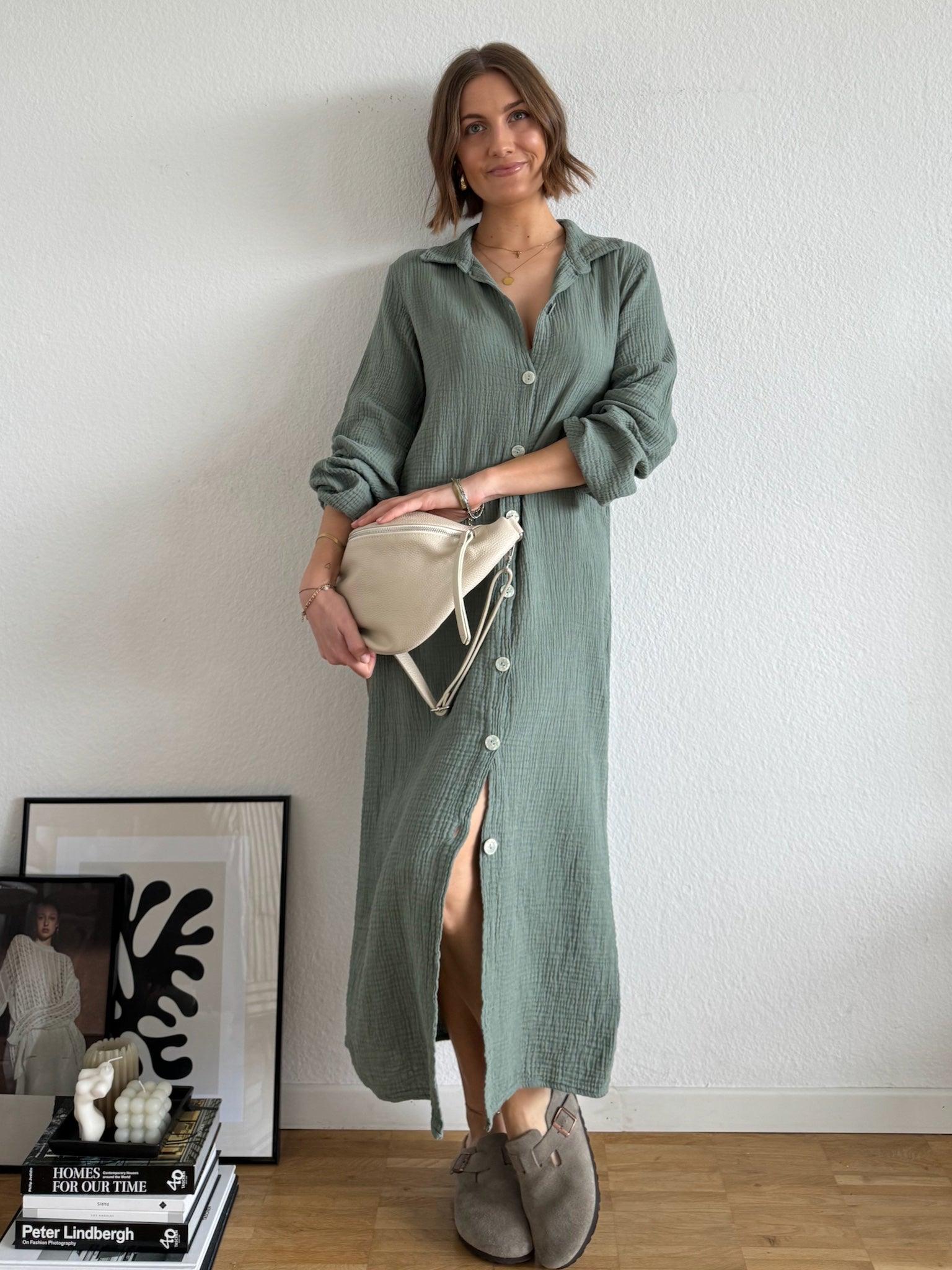 Maxi Musselin Kleid mit Perlmutknöpfen für Damen in Olive von Maingold Basics