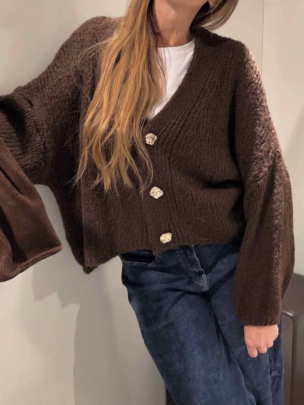 Oversize Cardigan mit Zierknöpfen für Damen in Schokobraun von Maingold Basics