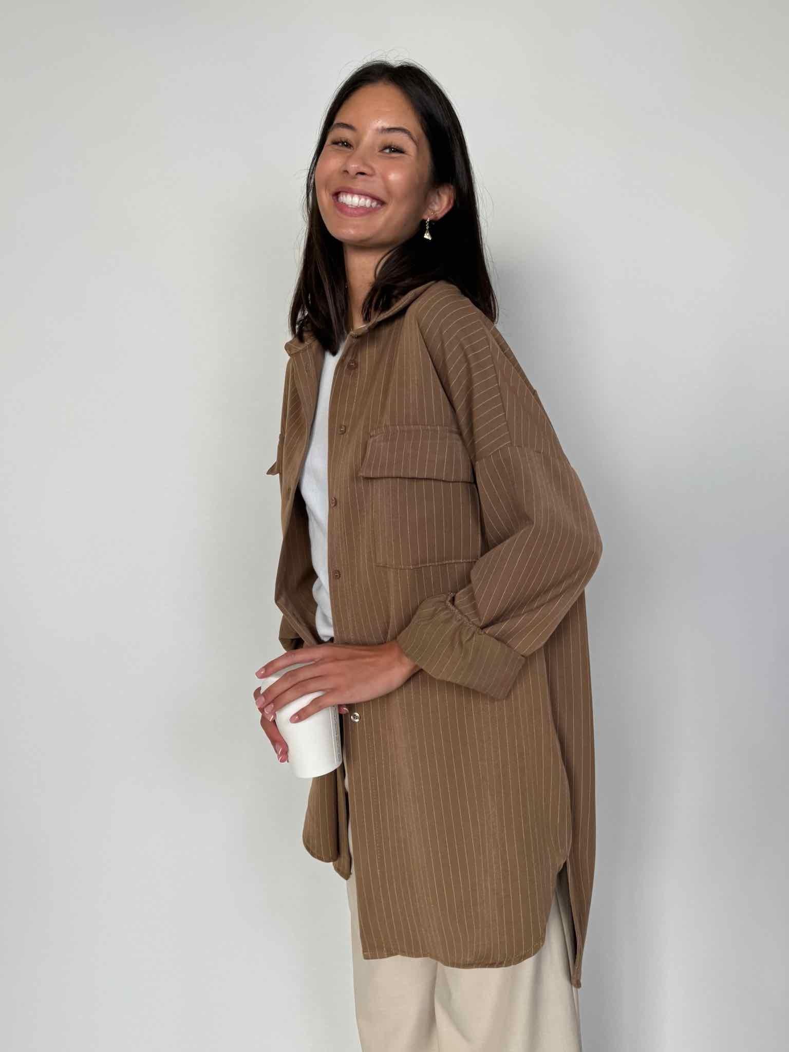 Oversize Hemd mit Nadelstreifen für Damen in Camel von Maingold Basics