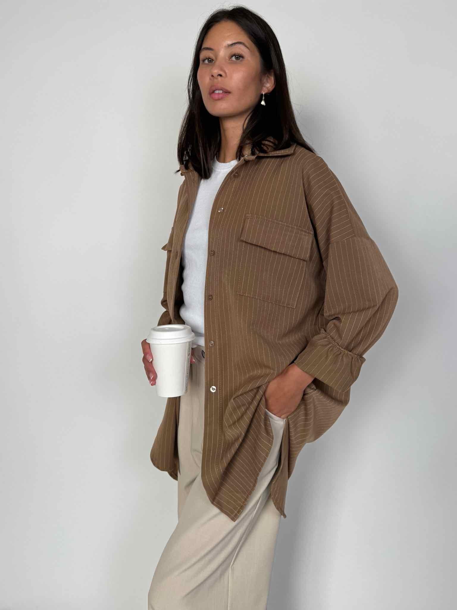 Oversize Hemd mit Nadelstreifen für Damen in Camel von Maingold Basics