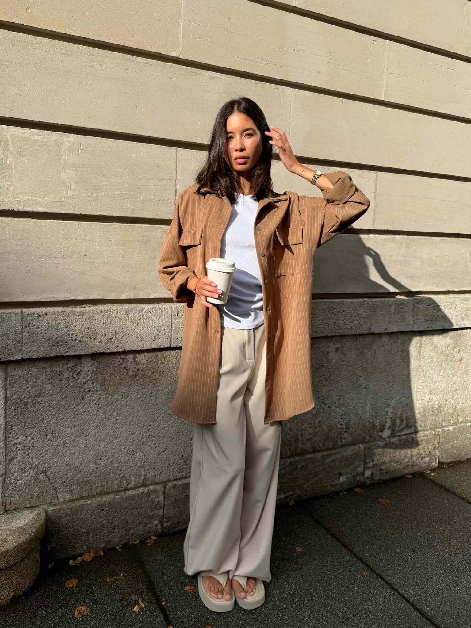 Oversize Hemd mit Nadelstreifen für Damen in Camel von Maingold Basics