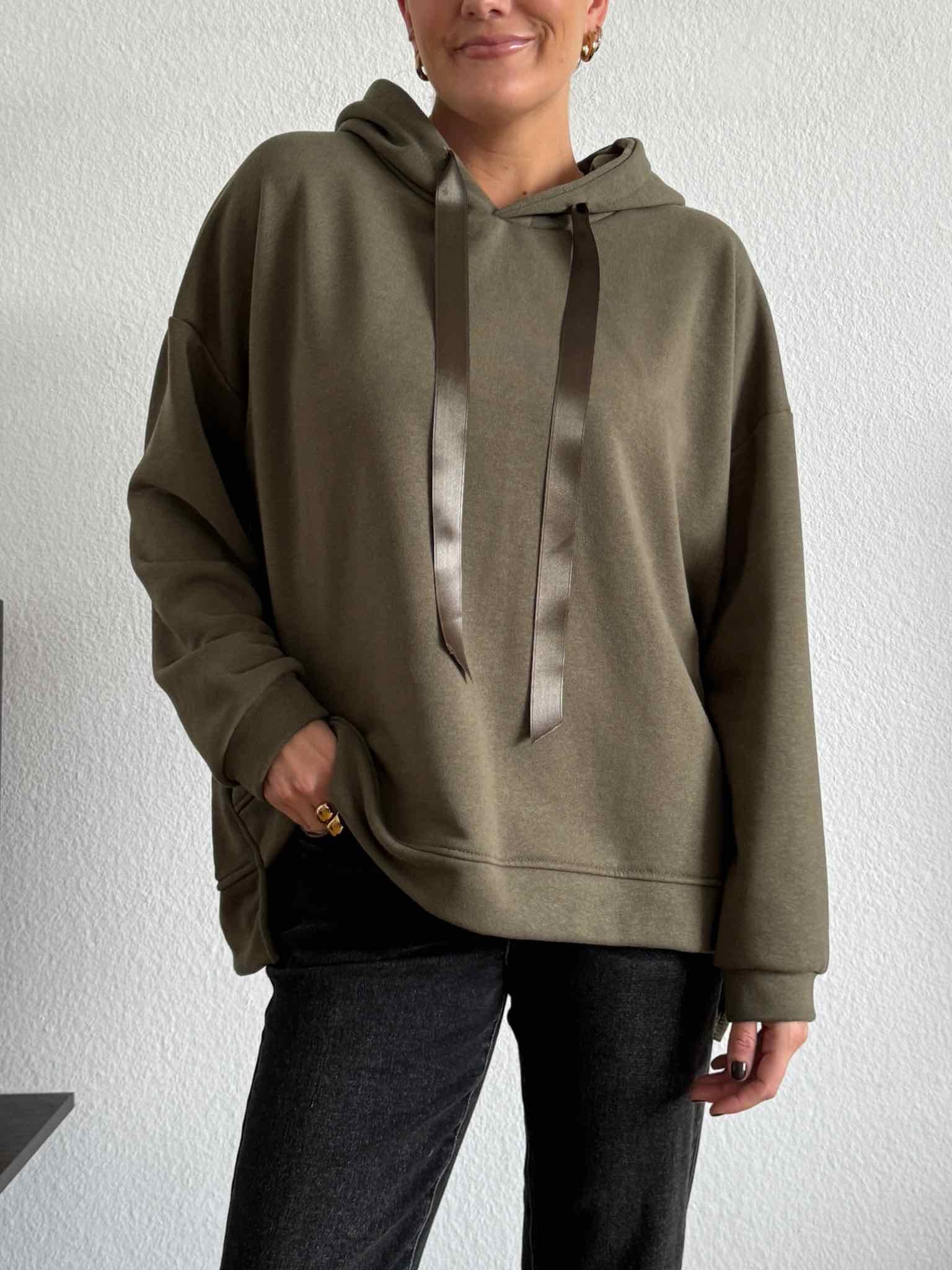 Oversize Hoodie mit Satinband für Damen in Khaki von Maingold Basics