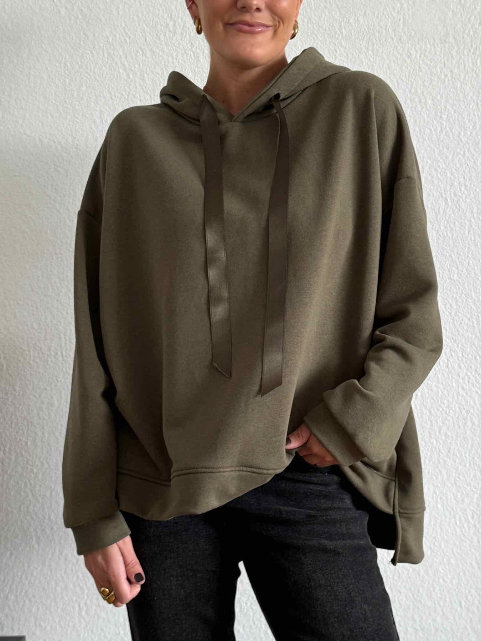 Oversize Hoodie mit Satinband für Damen in Khaki von Maingold Basics