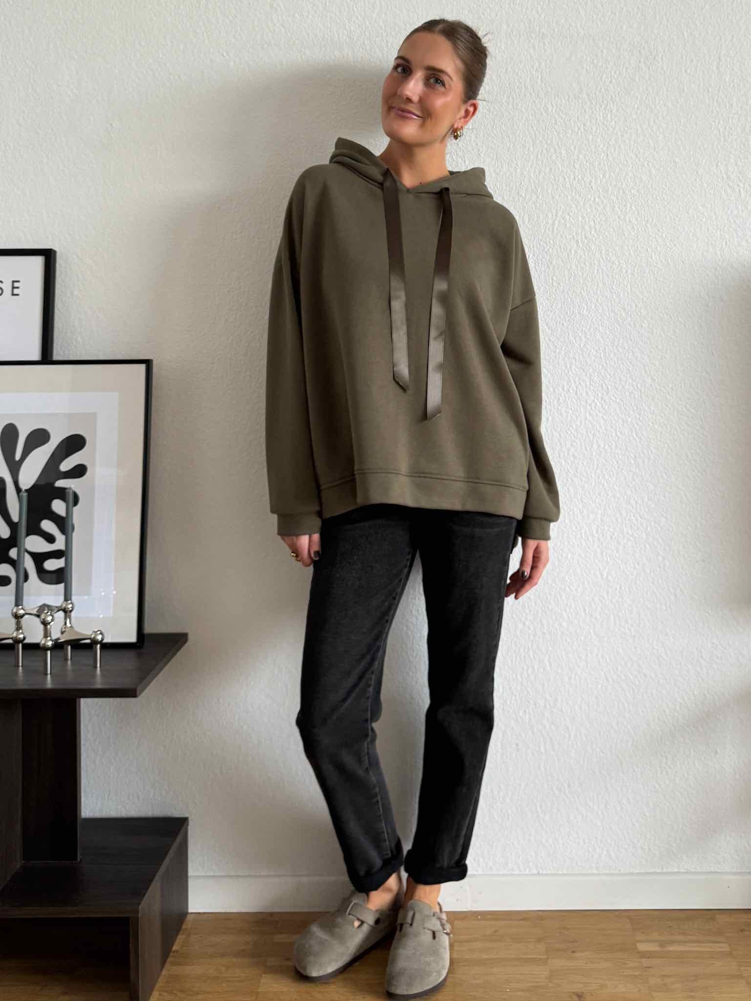 Oversize Hoodie mit Satinband für Damen in Khaki von Maingold Basics