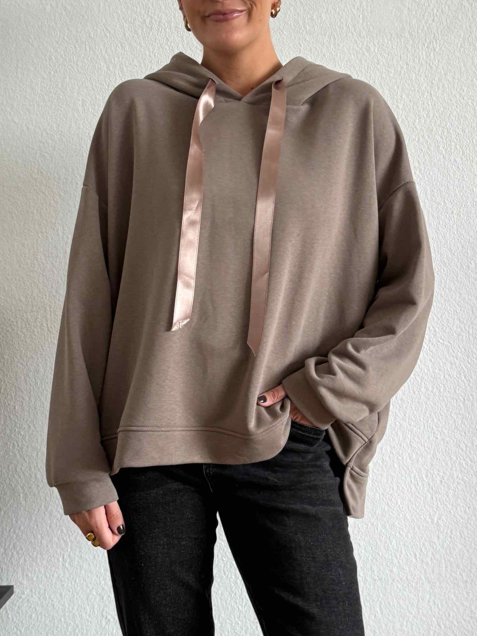 Oversize Hoodie mit Satinband für Damen in Taupe von Maingold Basics