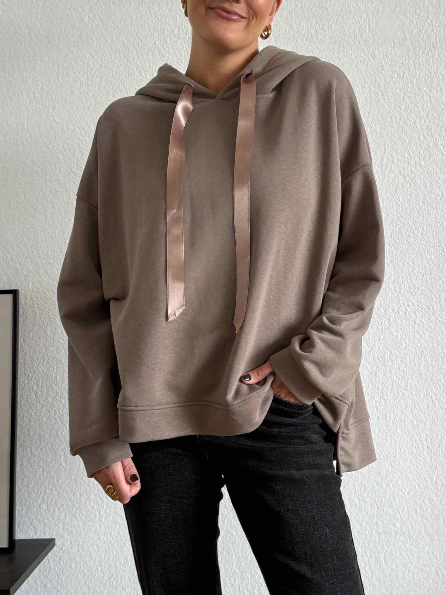 Oversize Hoodie mit Satinband für Damen in Taupe von Maingold Basics