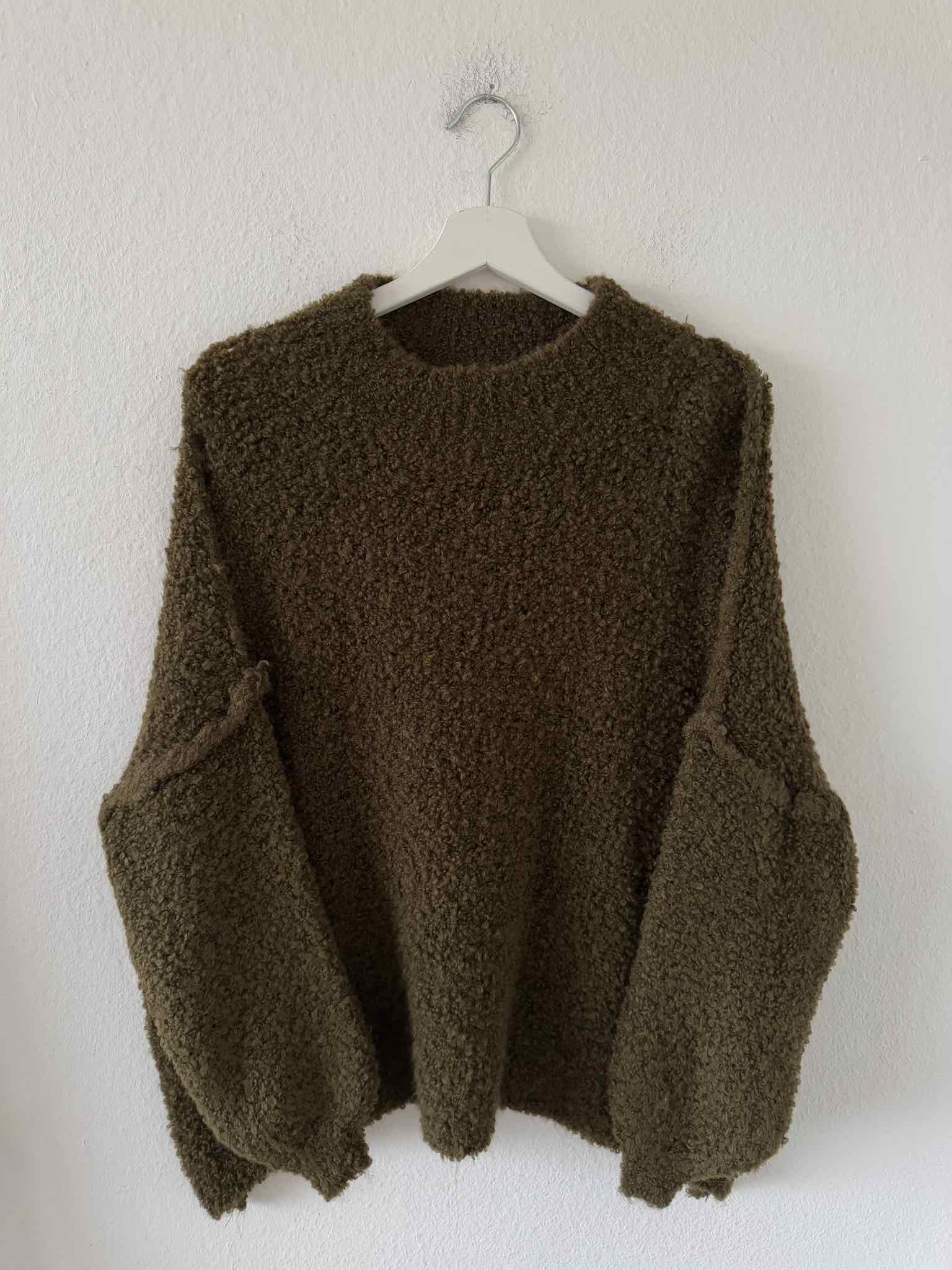 Oversized Bouclé Pulli mit Stehkragen für Damen in Olive von Maingold Basics