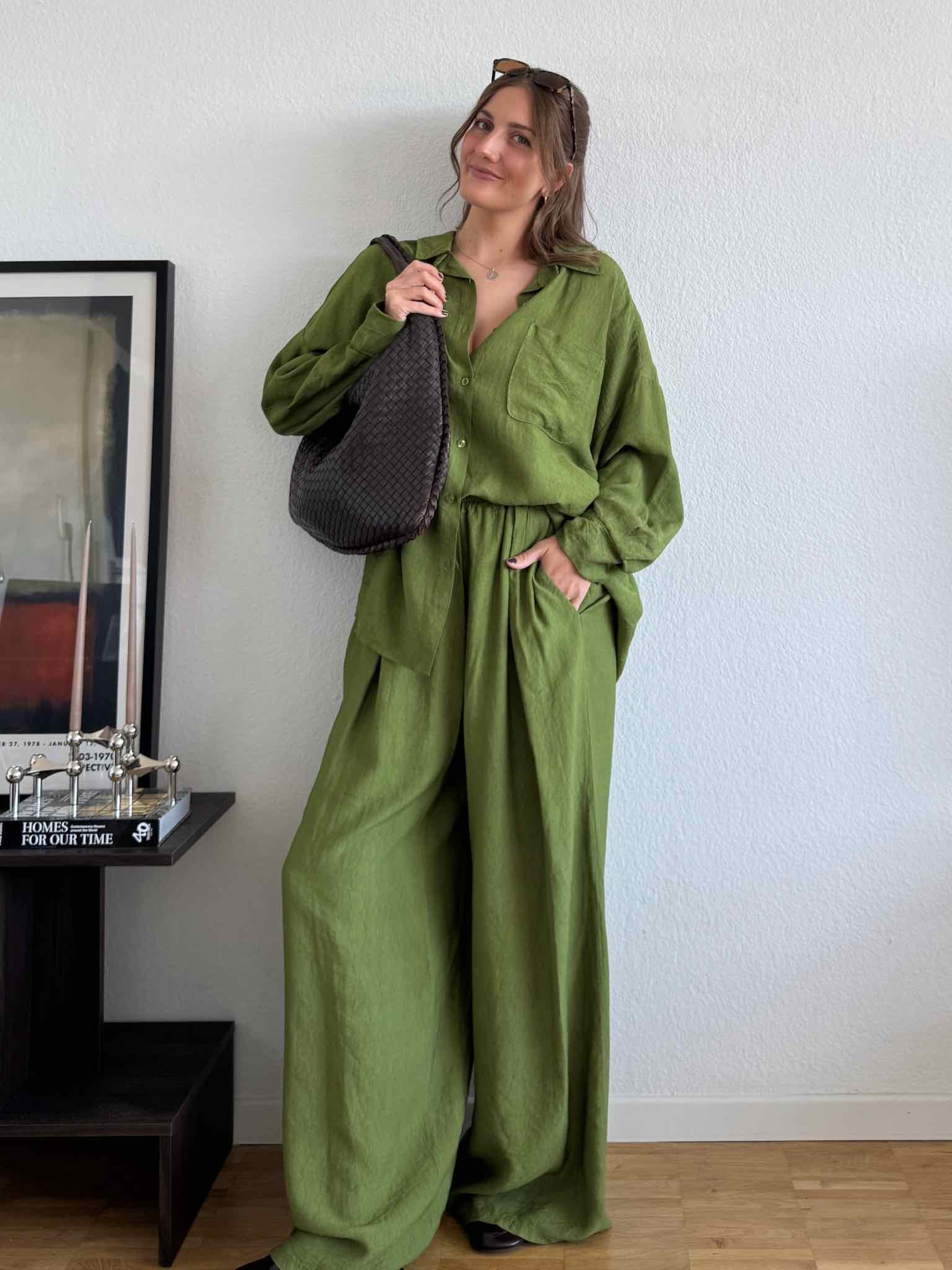 Unser Set aus einer Oversized Bluse und Hose aus Viskose in Green von Maingold Basics