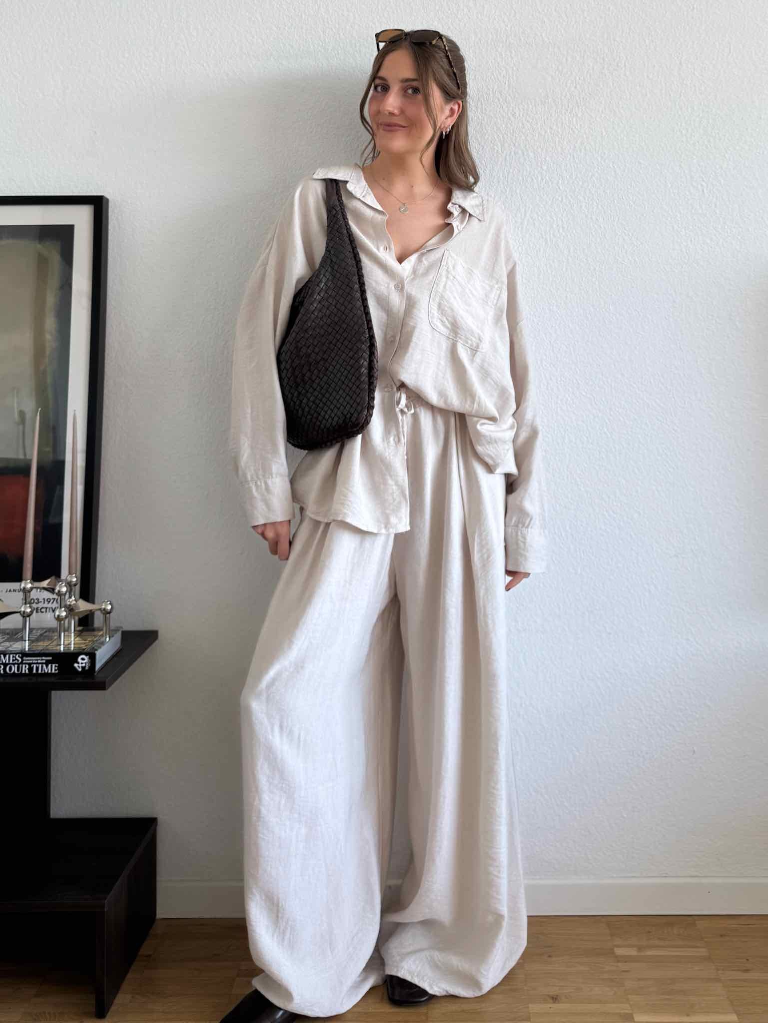 Unser Set aus einer Oversized Bluse und Hose aus Viskose in Creme von Maingold Basics