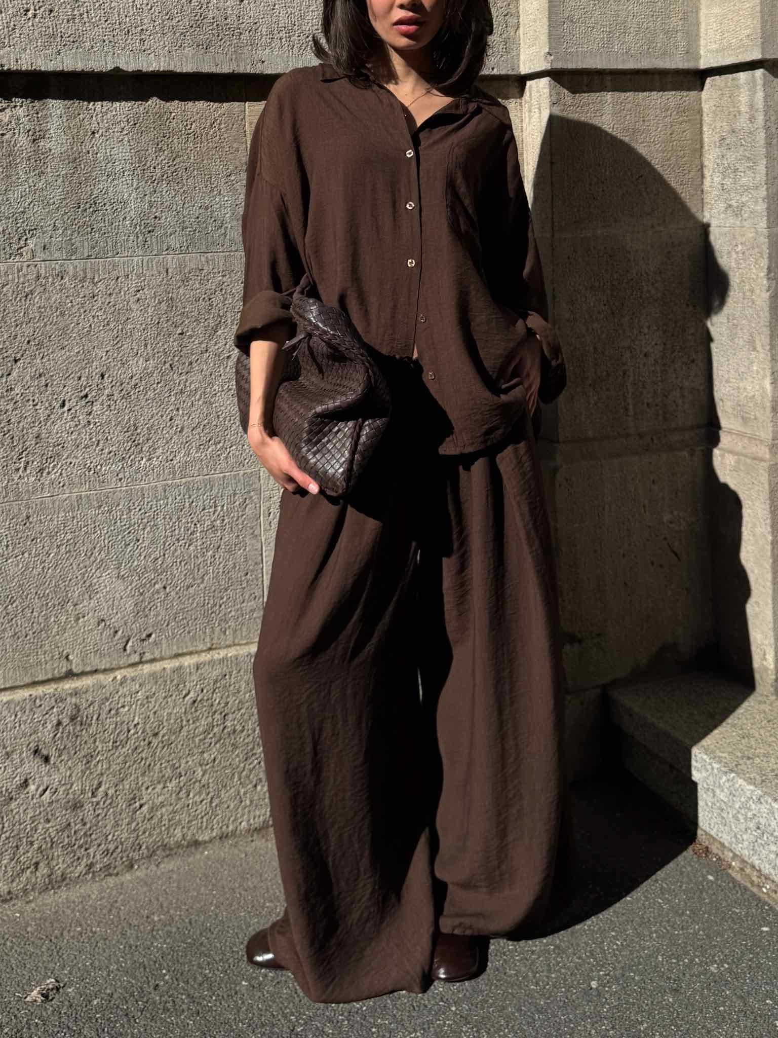 Unser Set aus einer Oversized Bluse und Hose aus Viskose in Chocolate von Maingold Basics