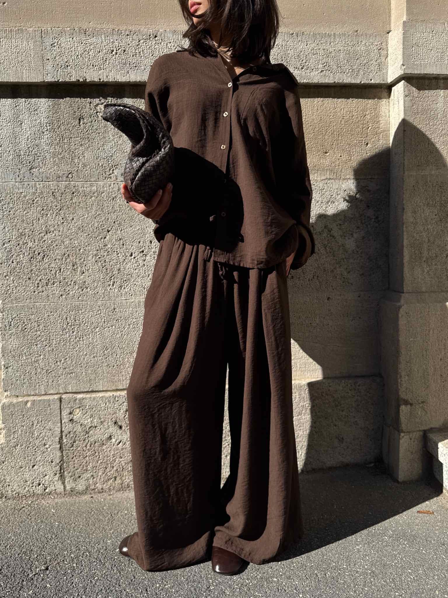 Unser Set aus einer Oversized Bluse und Hose aus Viskose in Chocolate von Maingold Basics